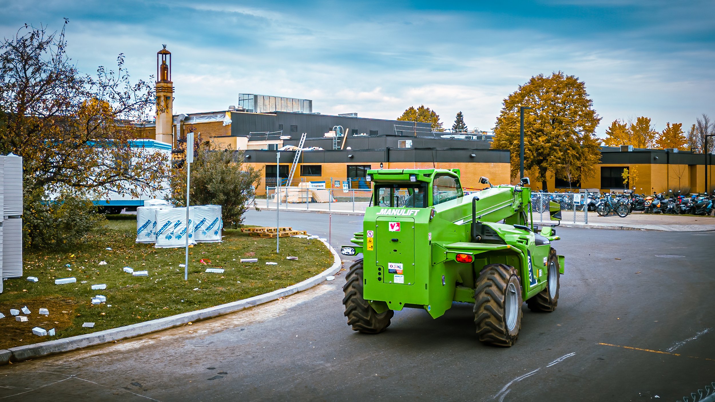 loader-vert-toiture-grue-photo-wow
