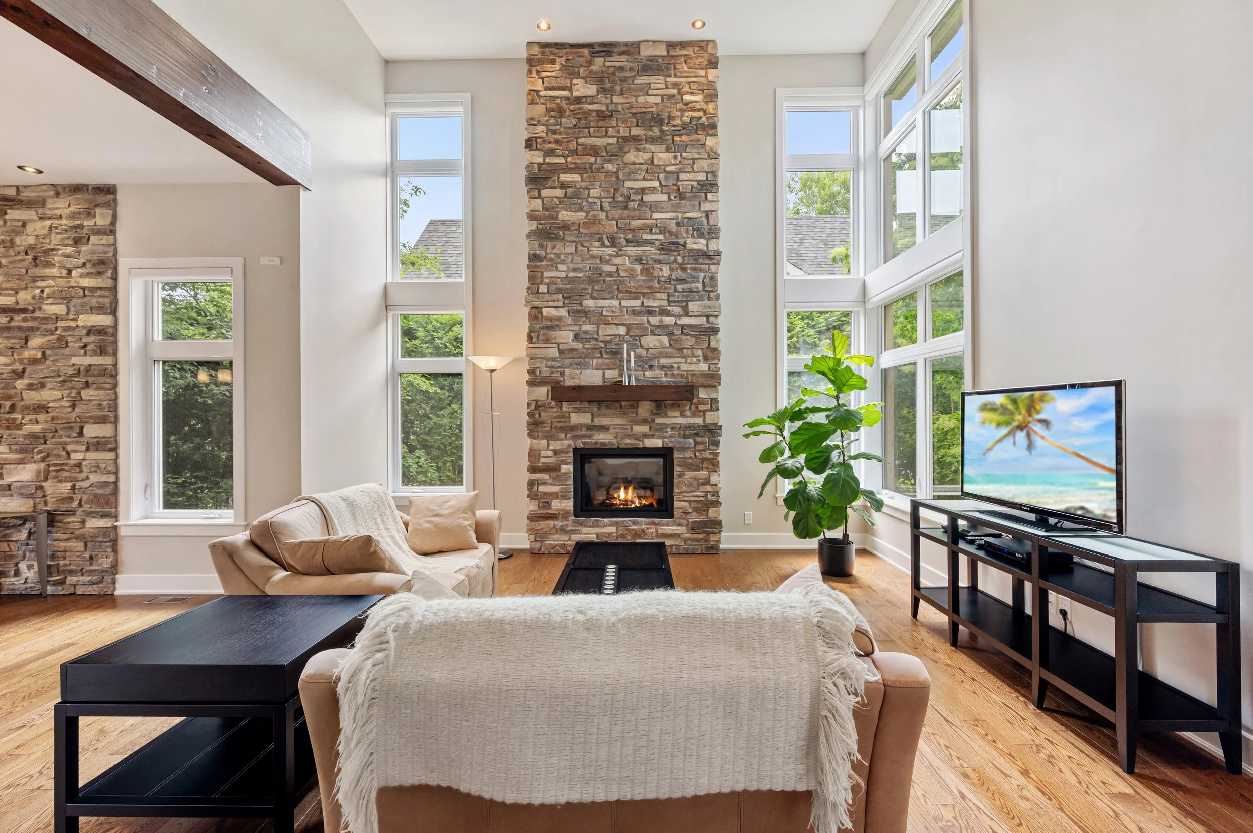 05_723 Rue des Passerins, Mont-Saint-Hilaire, QC.jpg