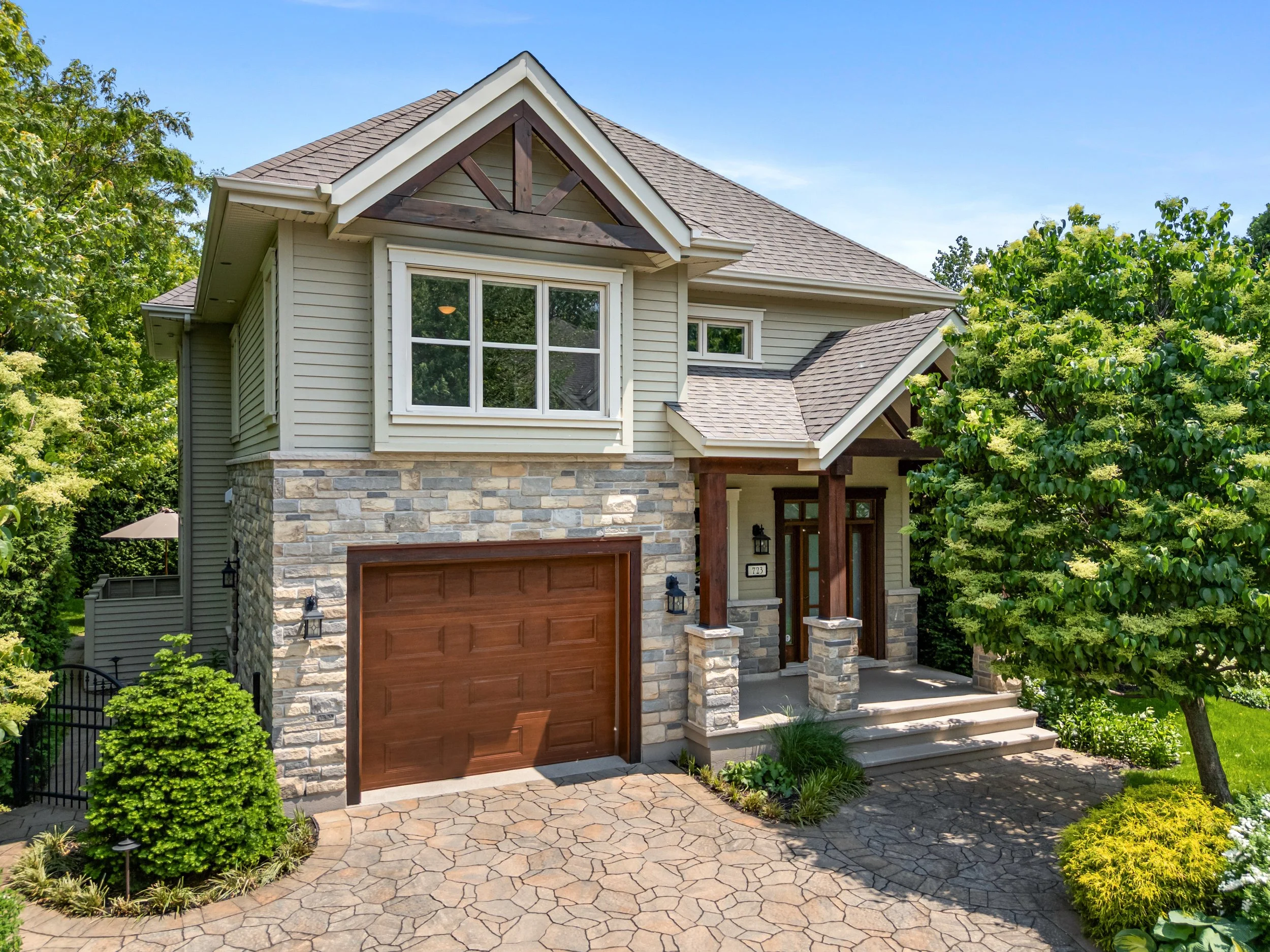 01_723 Rue des Passerins, Mont-Saint-Hilaire, QC.jpg