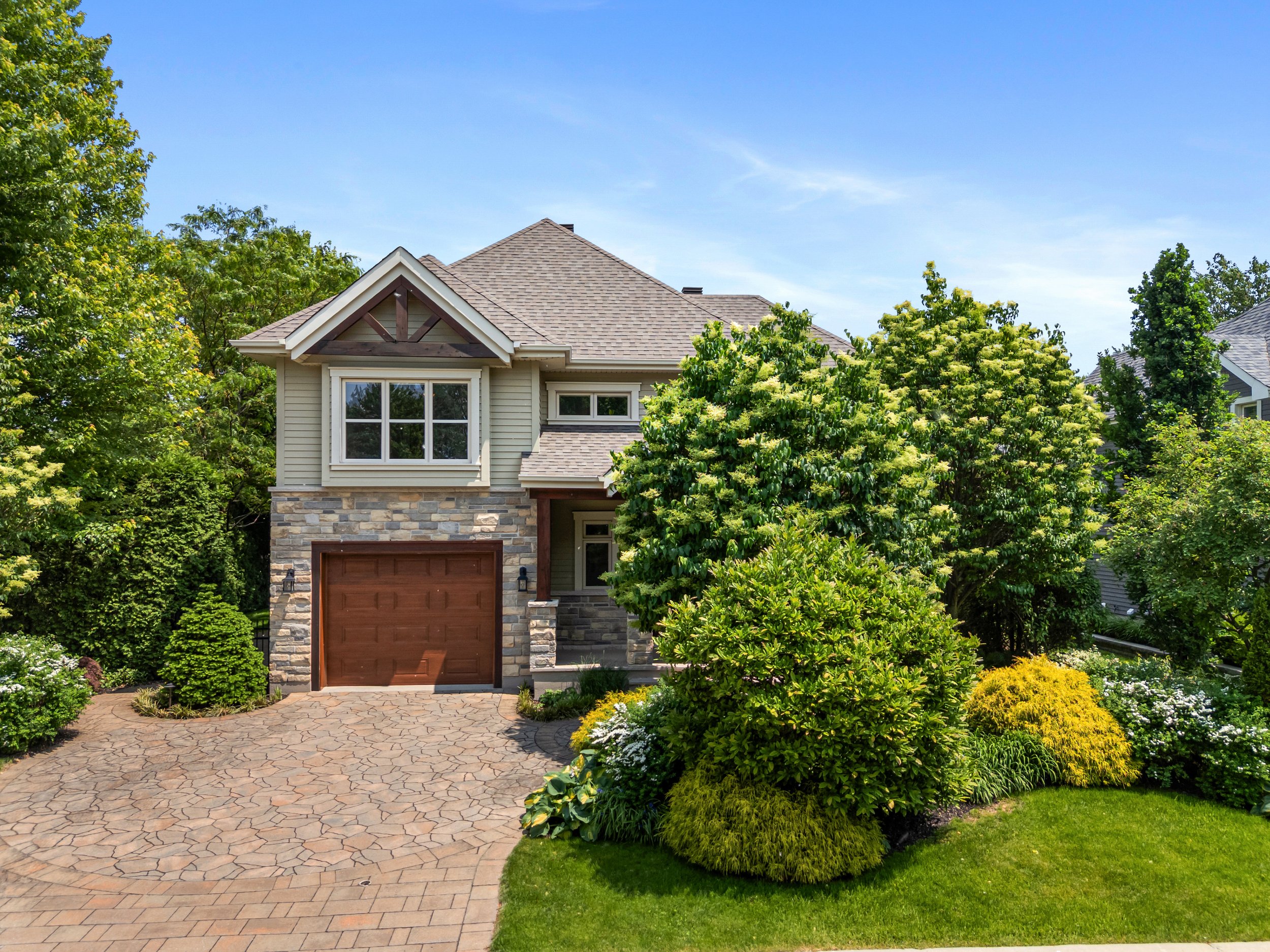 02_723 Rue des Passerins, Mont-Saint-Hilaire, QC.jpg