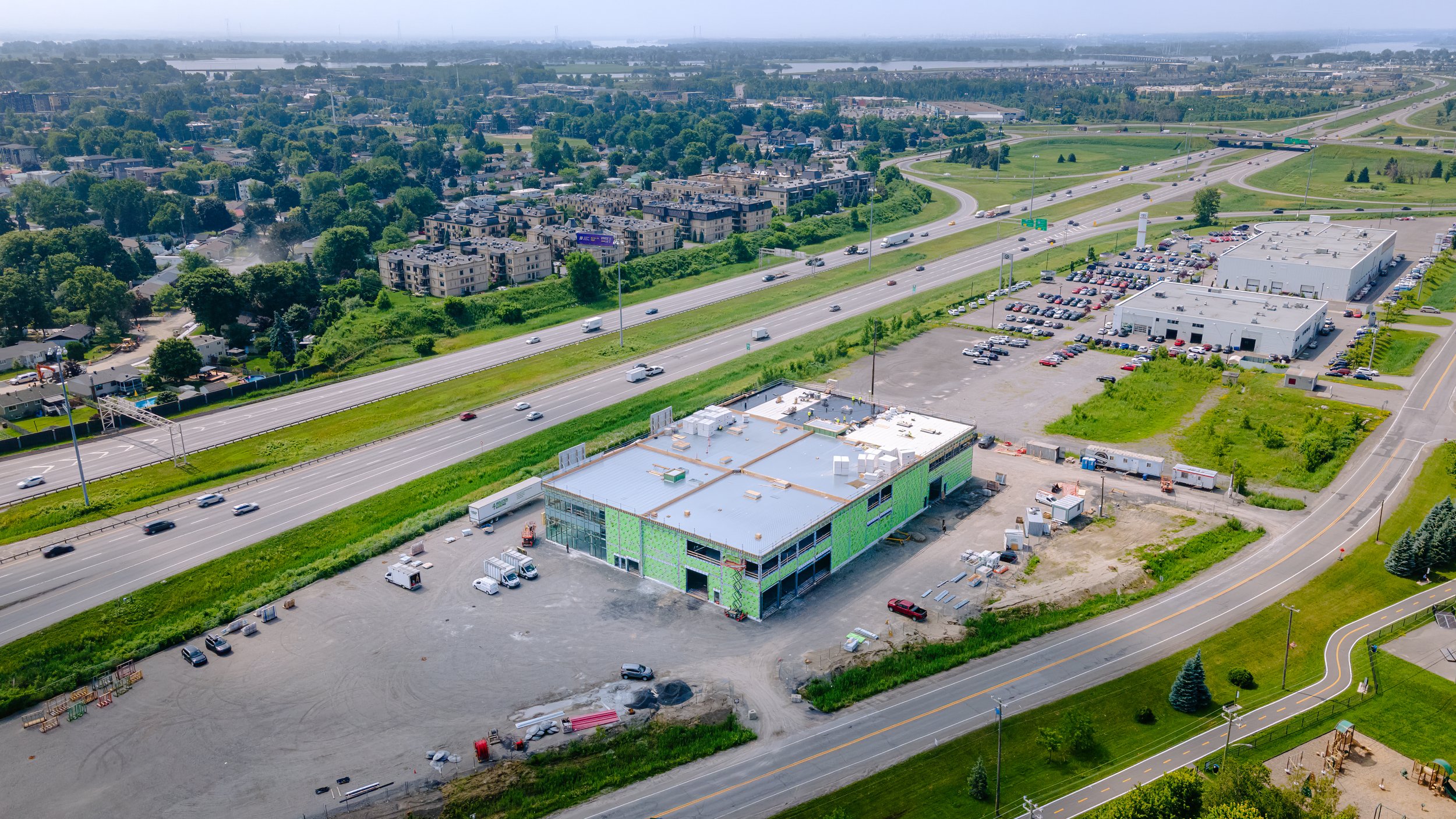Vue-aerienne-chantier-finition-revetement-Montreal-toiture