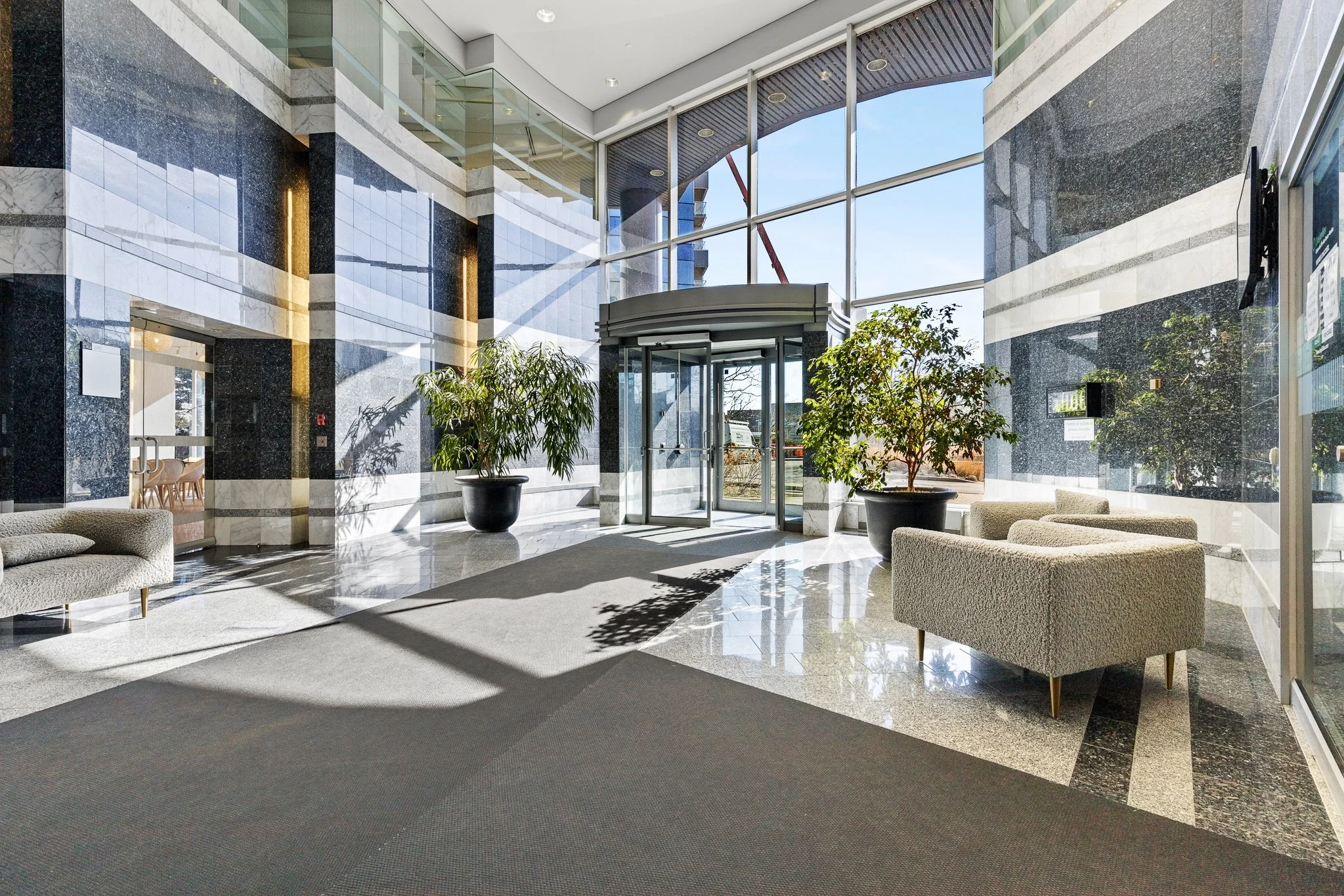 04_14 Pl. du Commerce, Verdun.jpg