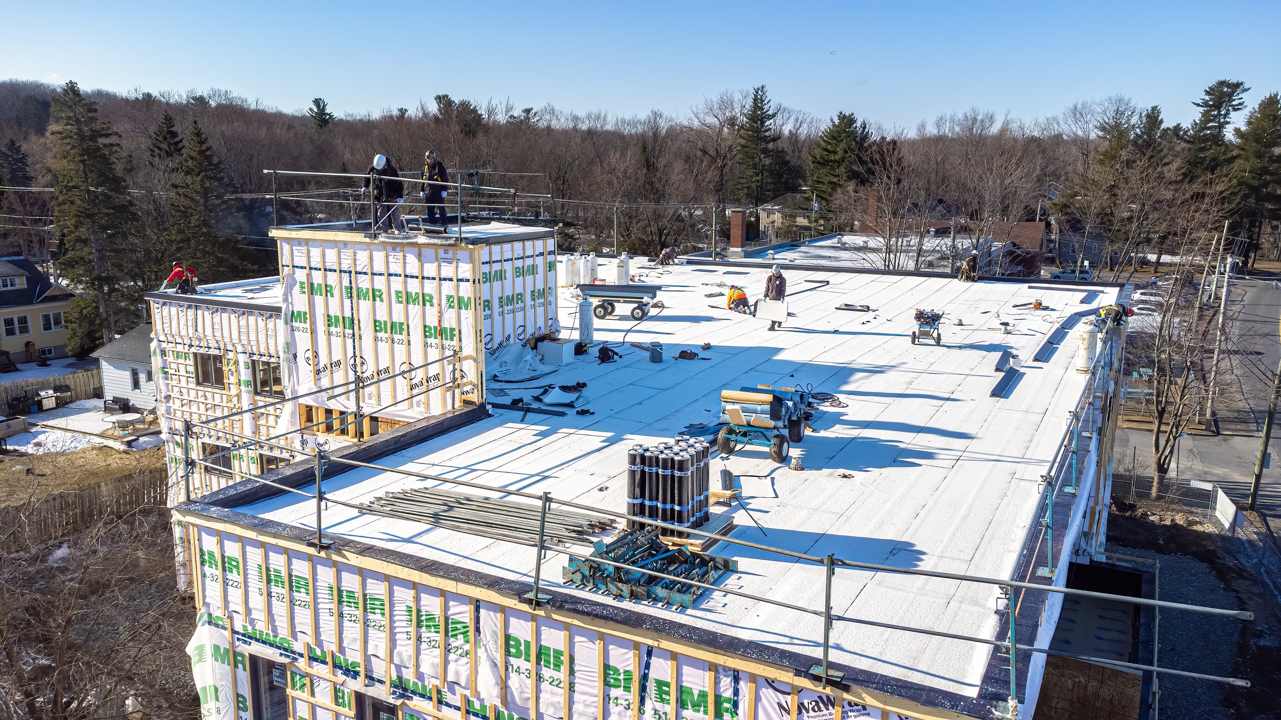 otterburn-park-toiture-chantier-construction-bord-de-l'eau