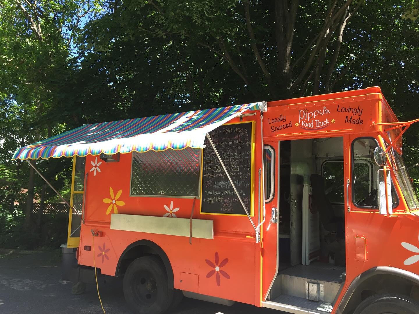 Hello, Friends & Neighbors!
Tomorrow, Tuesday July 8…
✨✨PIPPY’S at Living Stone!!✨
Hot dog and Veggie Dog Combos!
Chicken and Tofu Shawarma Bowls!
5-9! See you tomorrow 🌈🌭