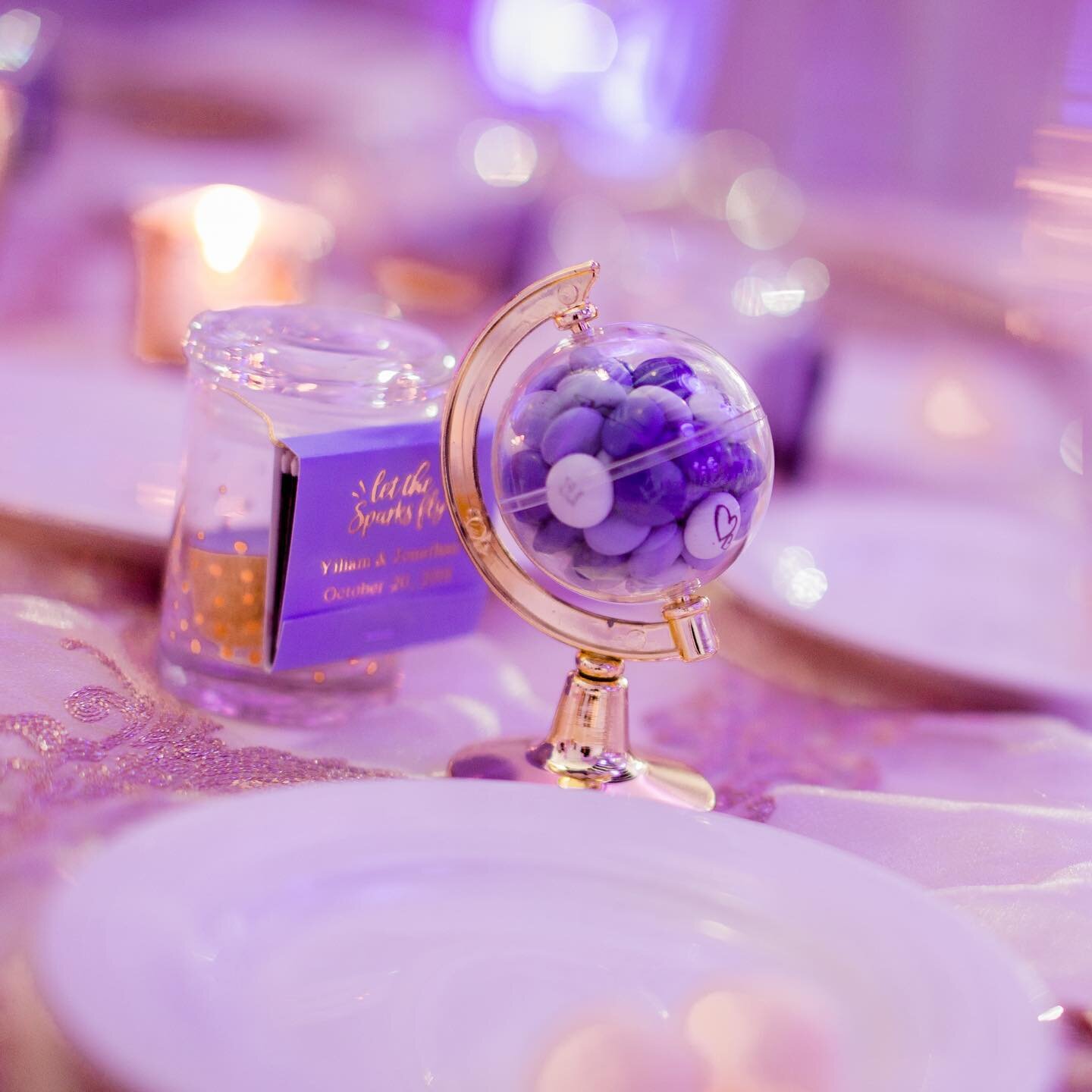 Who is ready to start traveling again? These adorable globes filled with custom @mmschocolate is a great way to incorporate your love for travel into your wedding!