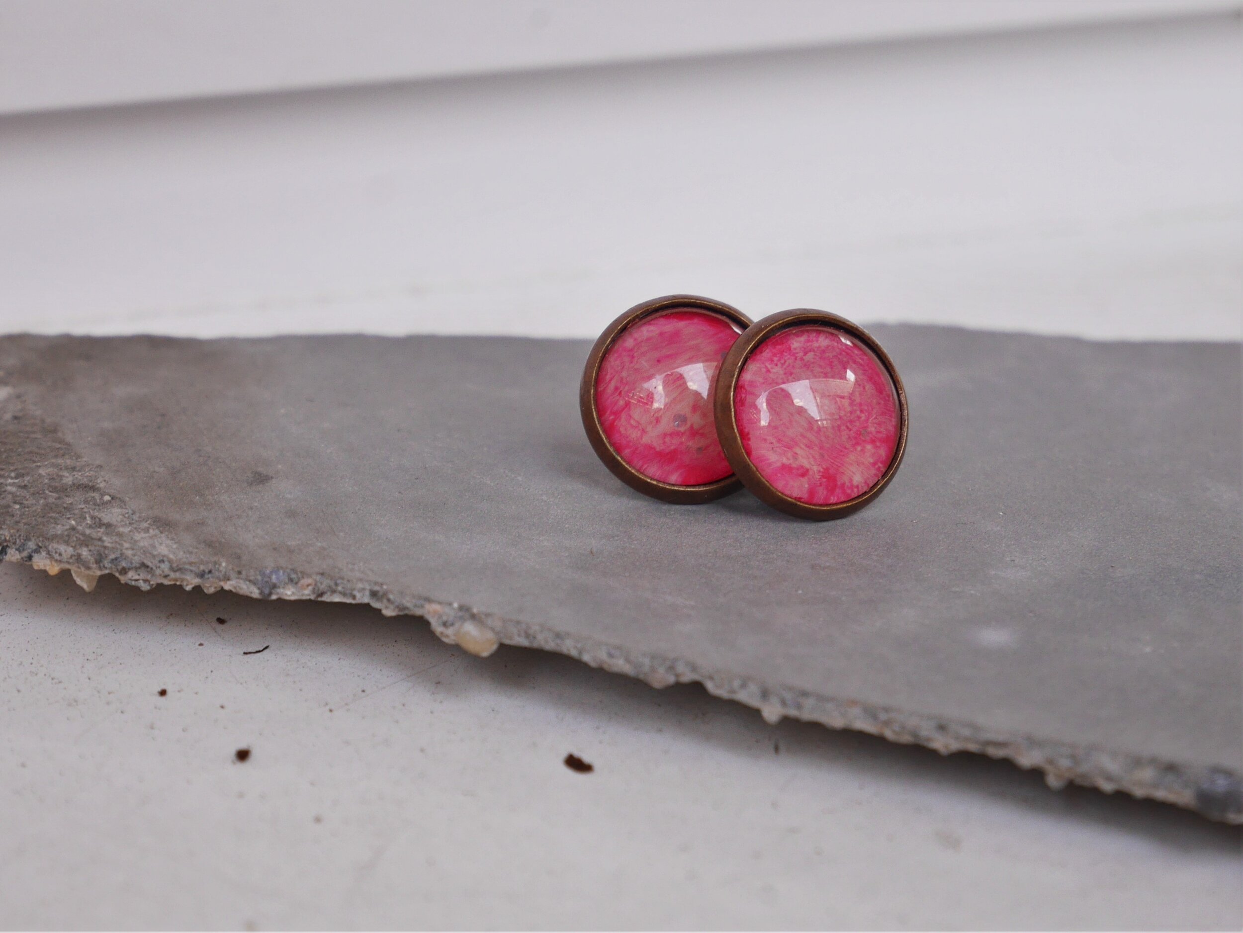 bronzene runde Ohrstecker mit handbemalten Glascabochons in pink-korallenfarbigen Tönen