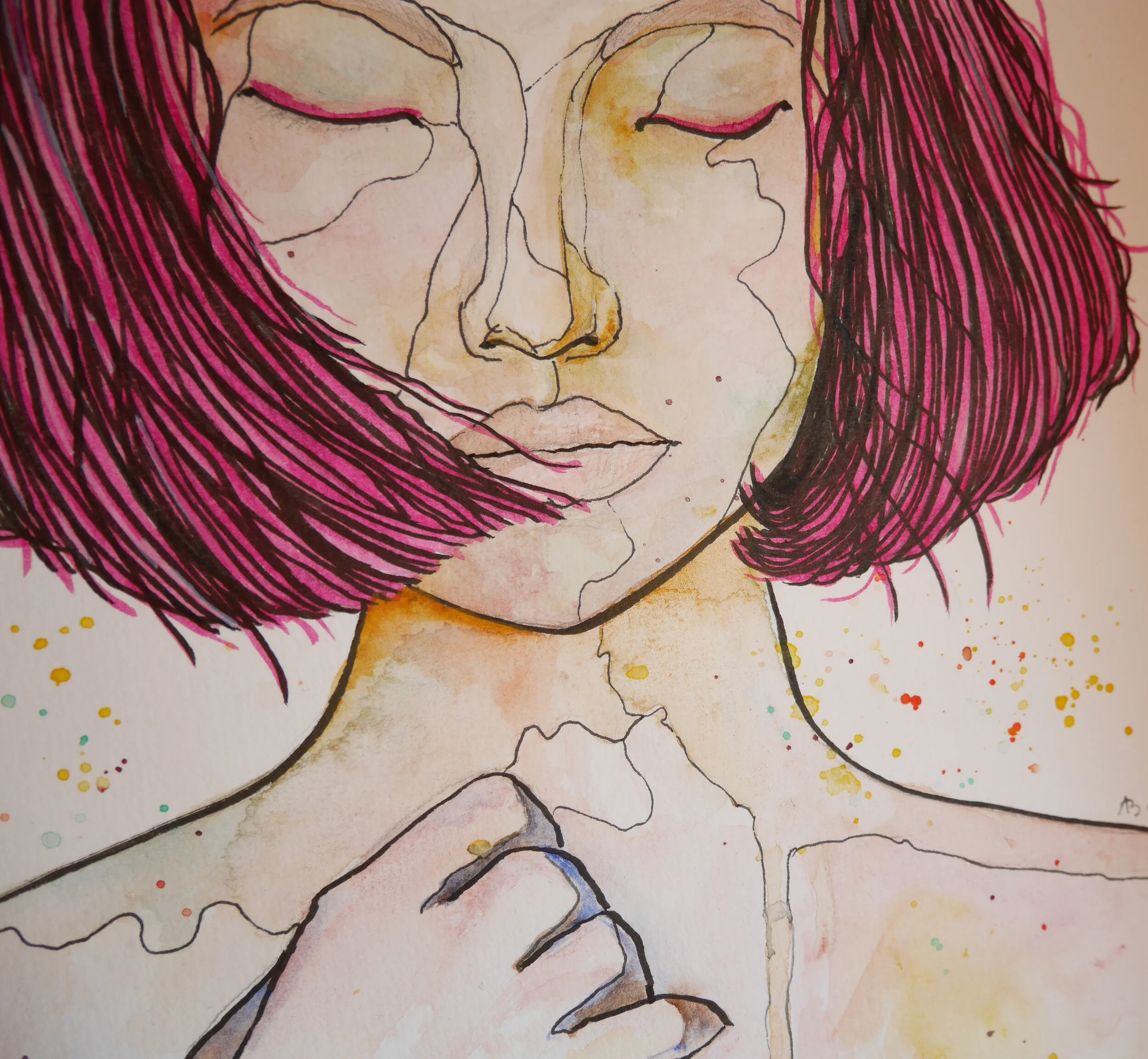 Porträt einer jungen, hellhäutigen Frau in Aquarell und Fineliner. Sie hat einen leuchtend pinken Bob, die Augen geschlossen, hält ein Tuch in ihrer vor die Brust erhobene Hand.