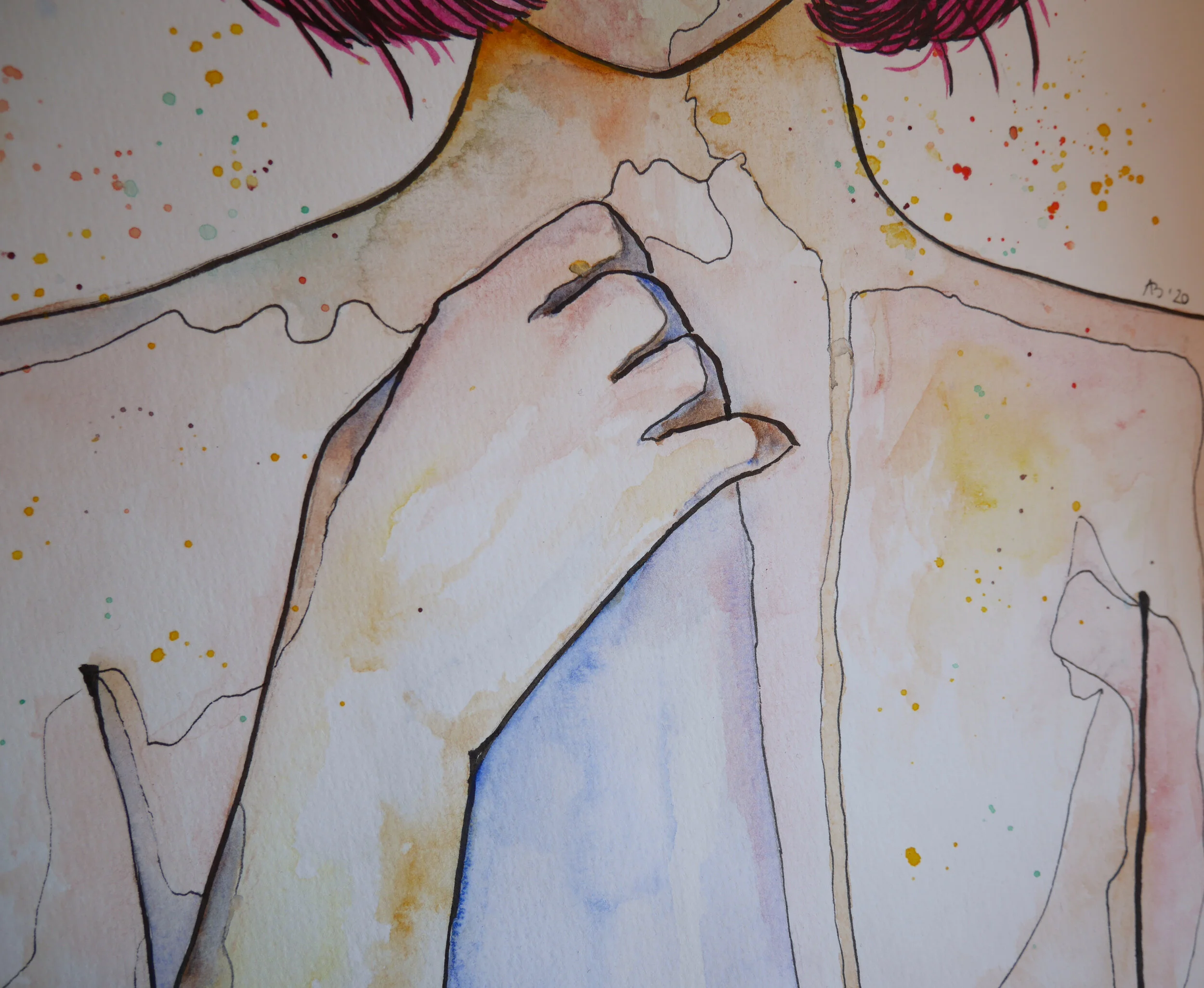 Detailansicht der Hand, die ein blassblaues Tuch hält.