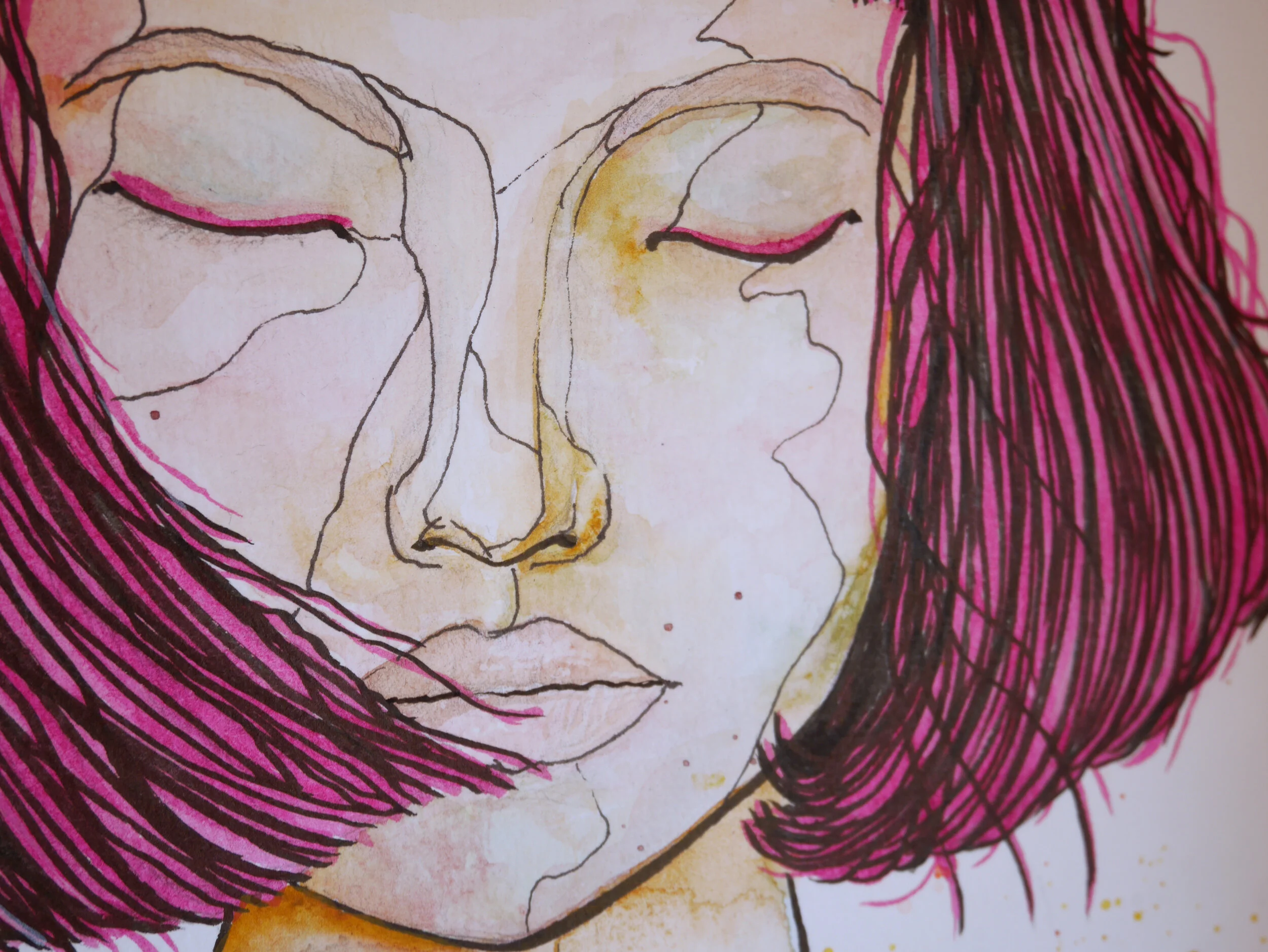 Detailansicht des Gesichtes: geschlossene Augen mit pinkem Eyeliner, kleine Nase, volle Lippen.