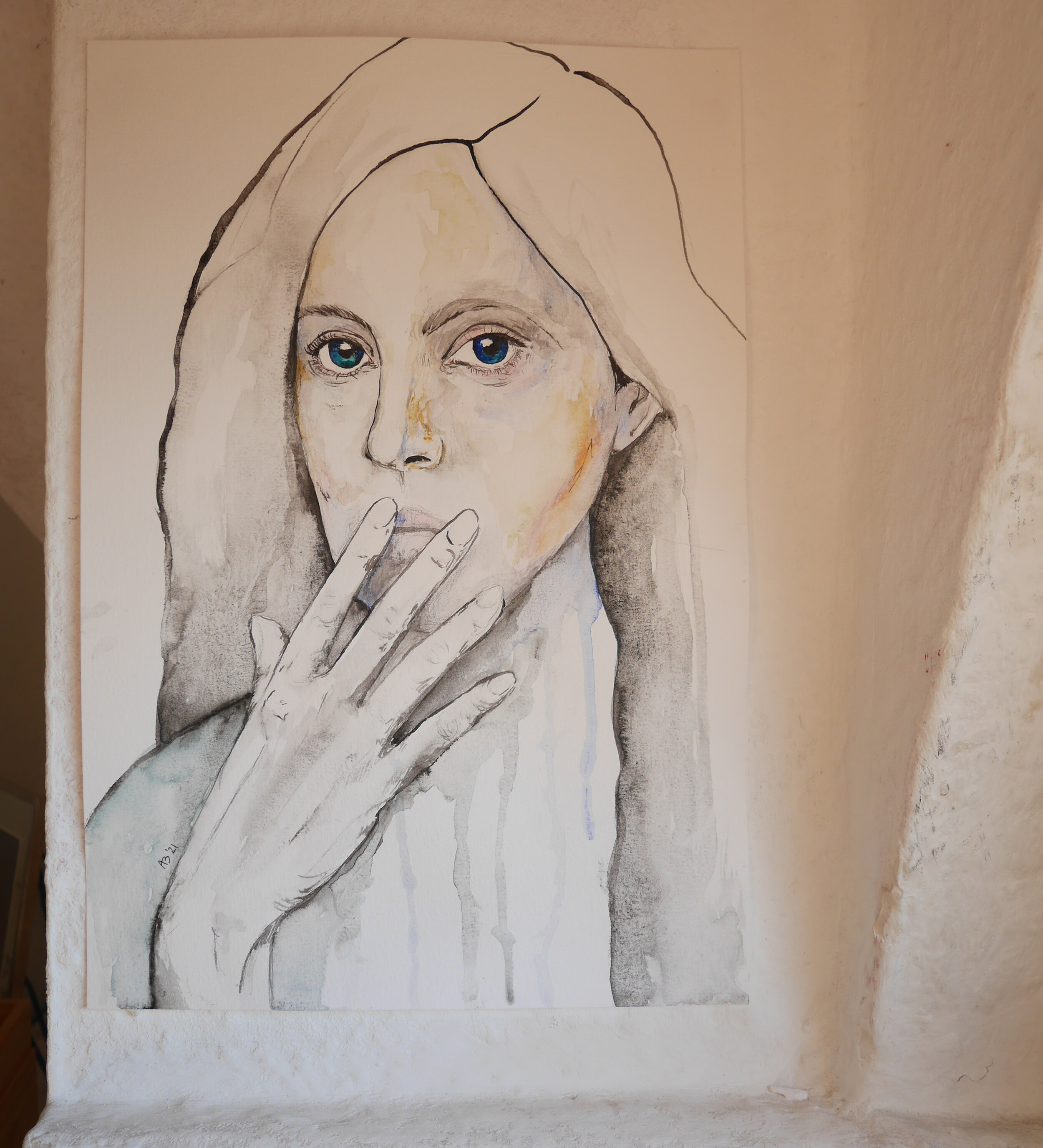 Aquarellporträt einer jungen, hellhäutigen Frau, die erschrocken eine Hand vor den Mund hält. Ihre Augen sind tiefblau, ansonsten wird eher auf Farben verzichtet