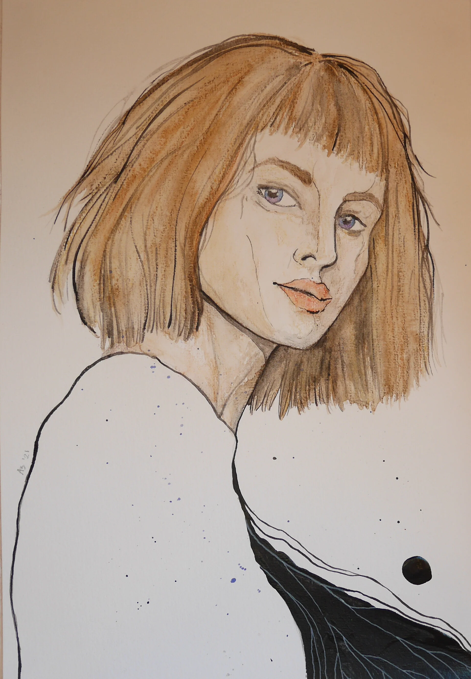 Aquarellzeichnung einer jungen Frau mit kinnlangen, hellbraunen Haaren, die schräg über die Schulter blickt. Sie hat violette Augen und helle Haut. Aus ihrem Oberkörper läuft schwarze Farbe