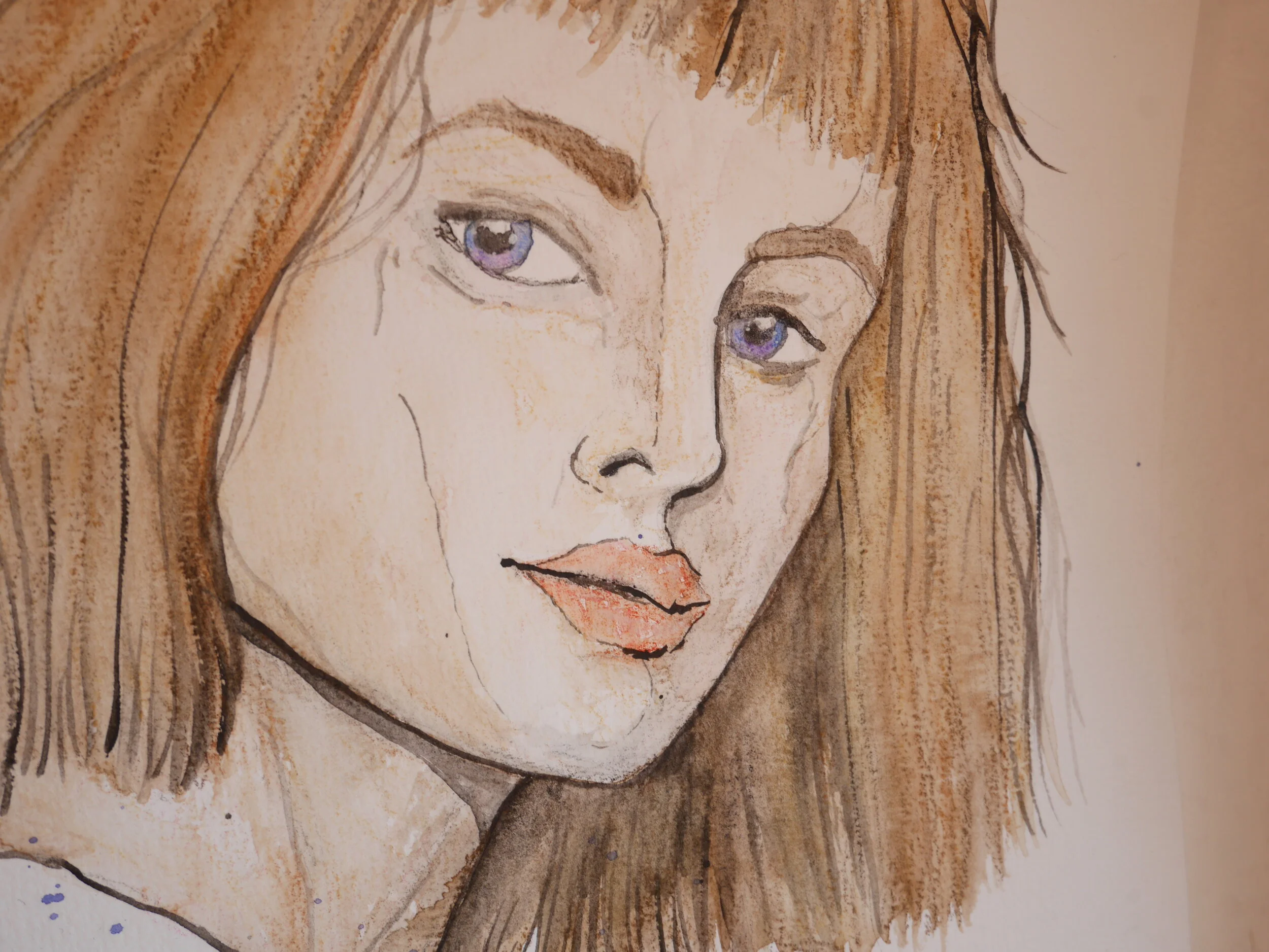 Aquarellzeichnung einer jungen Frau mit kinnlangen, hellbraunen Haaren, die schräg über die Schulter blickt. Sie hat violette Augen und helle Haut. Aus ihrem Oberkörper läuft schwarze Farbe