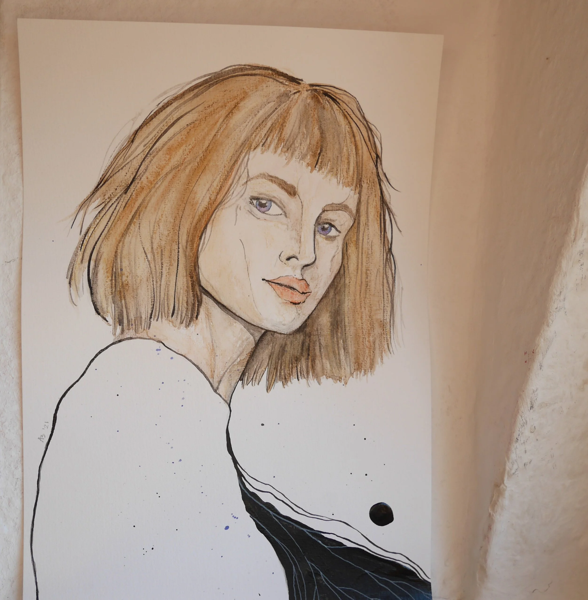 Aquarellzeichnung einer jungen Frau mit kinnlangen, hellbraunen Haaren, die schräg über die Schulter blickt. Sie hat violette Augen und helle Haut. Aus ihrem Oberkörper läuft schwarze Farbe