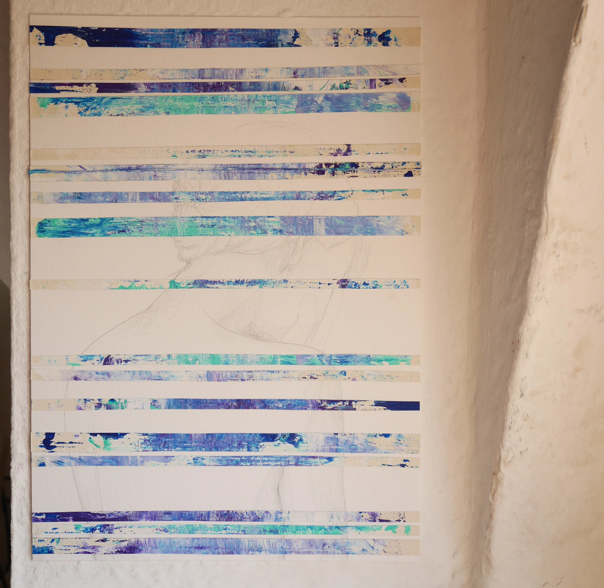 Bleistiftzeichnung mit Frauenporträt auf Papier, beklebt mit waagerechten, blau-violett-türkisen Papierstreifen und einer Baumwollschnur