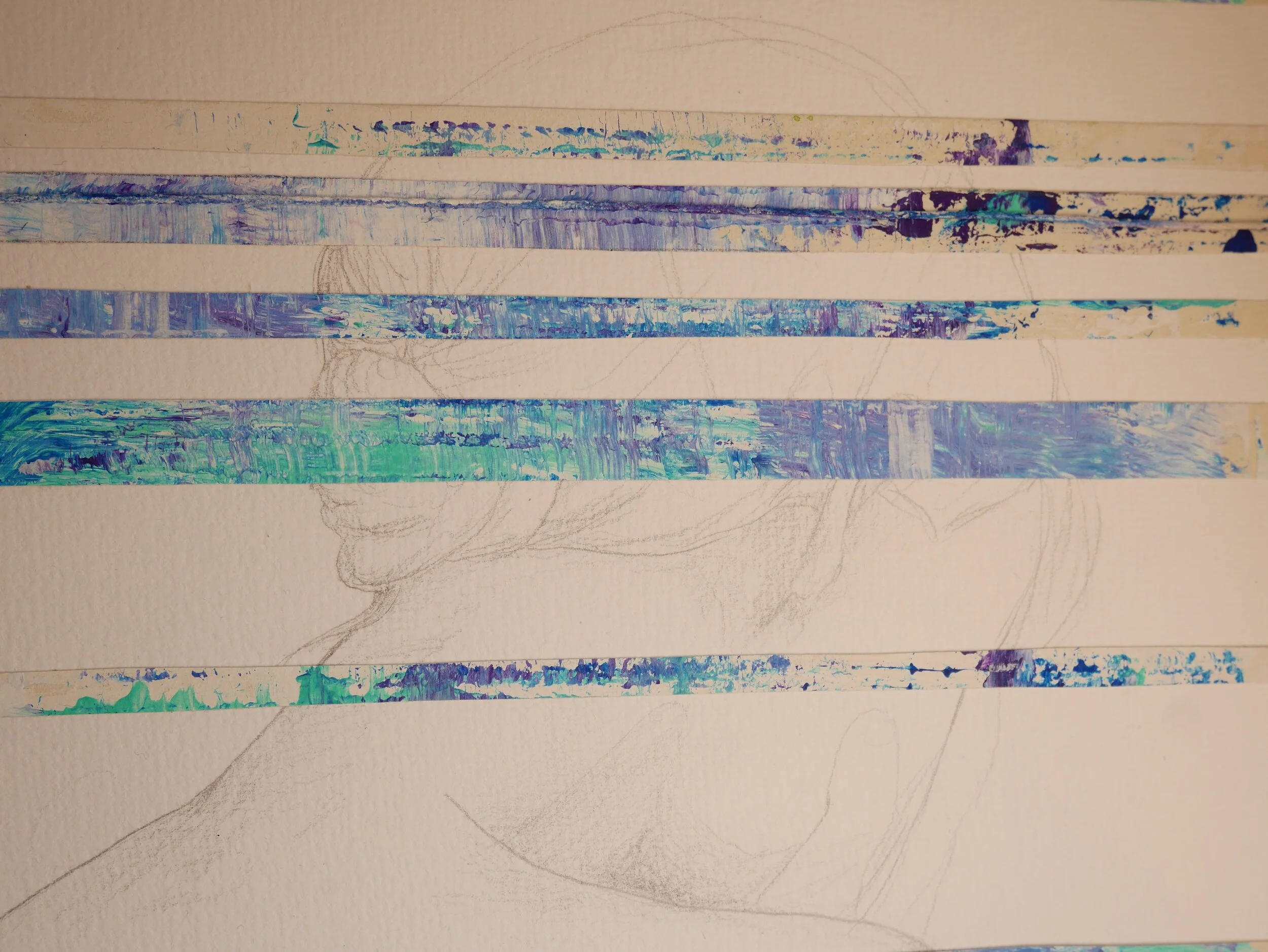 Bleistiftzeichnung mit Frauenporträt auf Papier, beklebt mit waagerechten, blau-violett-türkisen Papierstreifen und einer Baumwollschnur