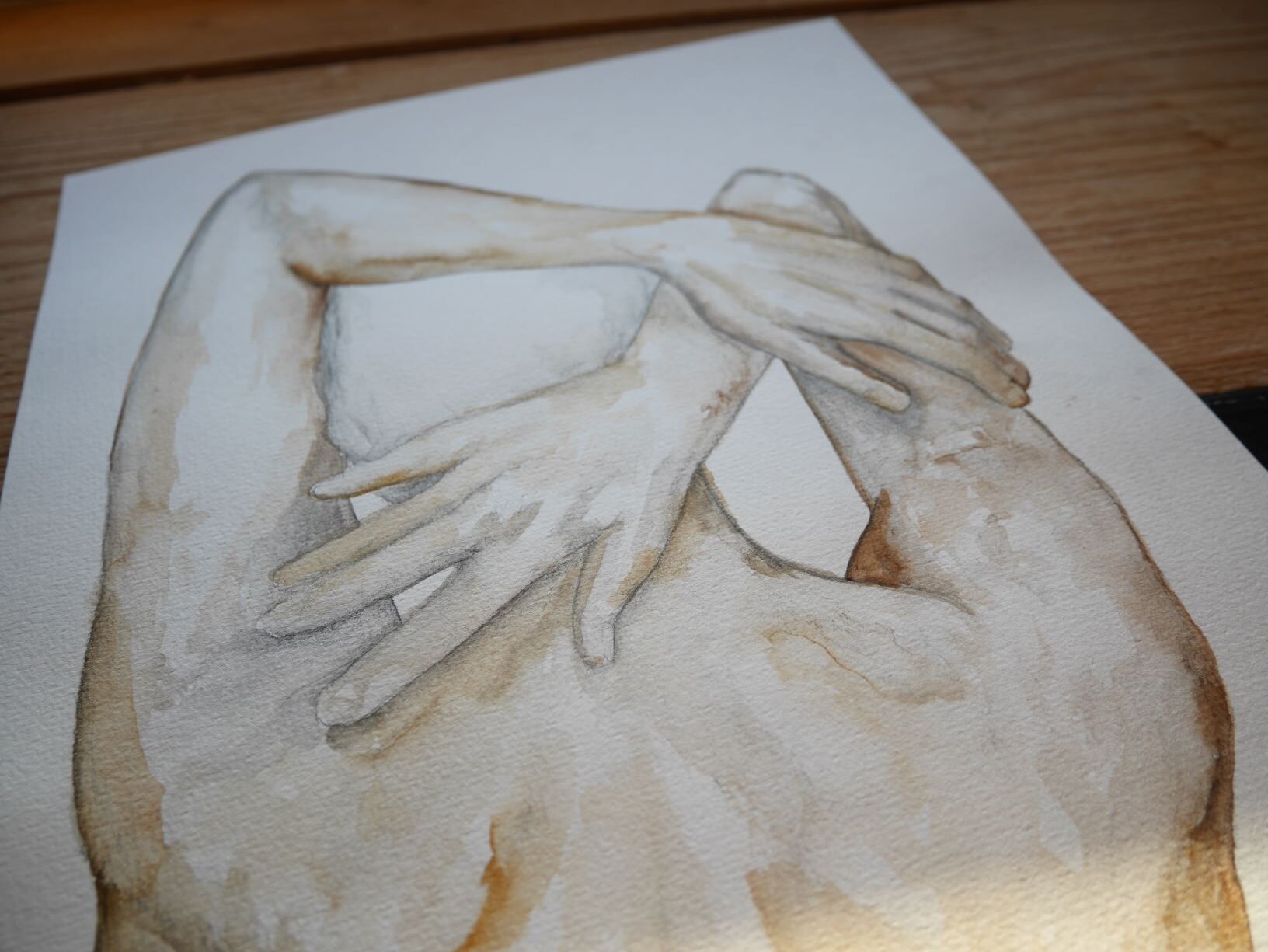 muskulöser Rücken eines Mannes, der die Arme hinter dem Kopf verschränkt in Sepiatönen