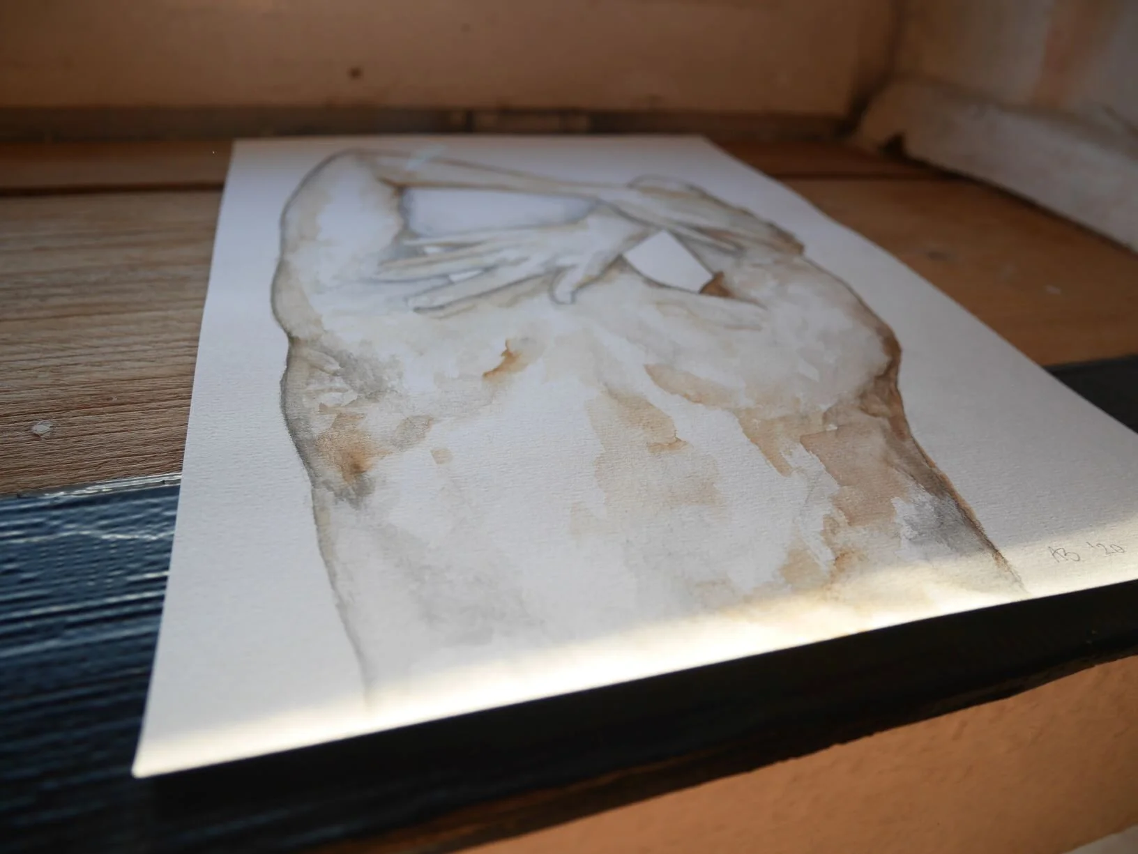 muskulöser Rücken eines Mannes, der die Arme hinter dem Kopf verschränkt in Sepiatönen