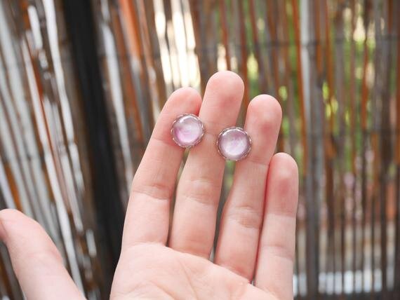 Silberne Ohrstecker mit handbemalten rosafarbenen Glascabochons