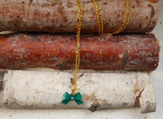 goldene Kette mit dunkelgrüner Schleife aus Metall