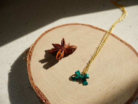 goldene Kette mit dunkelgrüner Schleife aus Metall