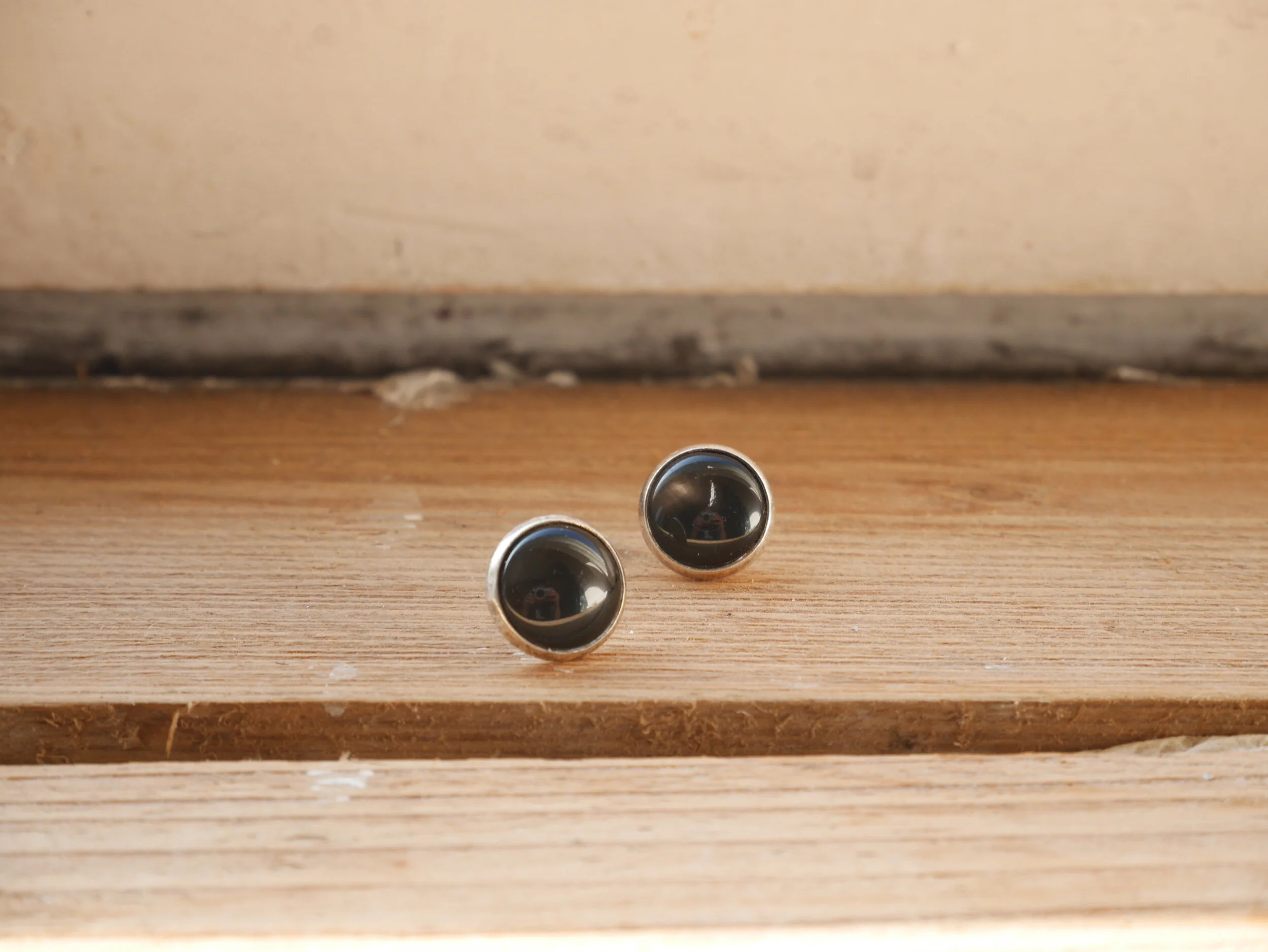 Ohrstecker mit runden, schwarzen Glascabochons