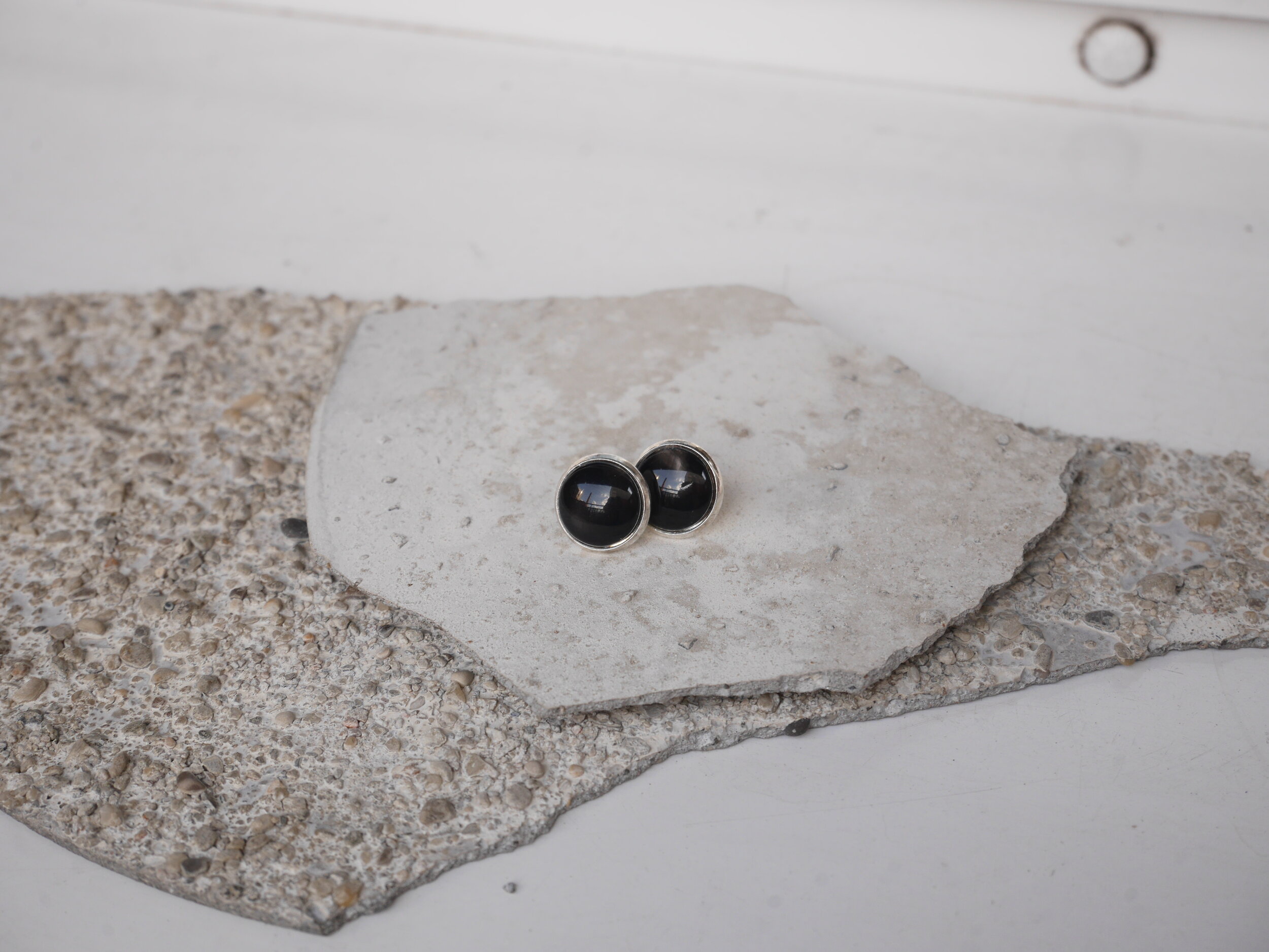 Ohrstecker mit runden, schwarzen Glascabochons