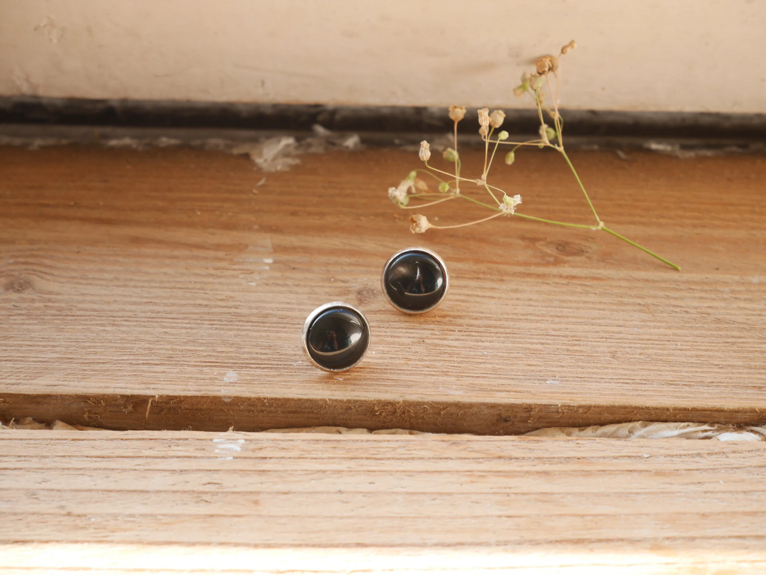 Ohrstecker mit runden, schwarzen Glascabochons