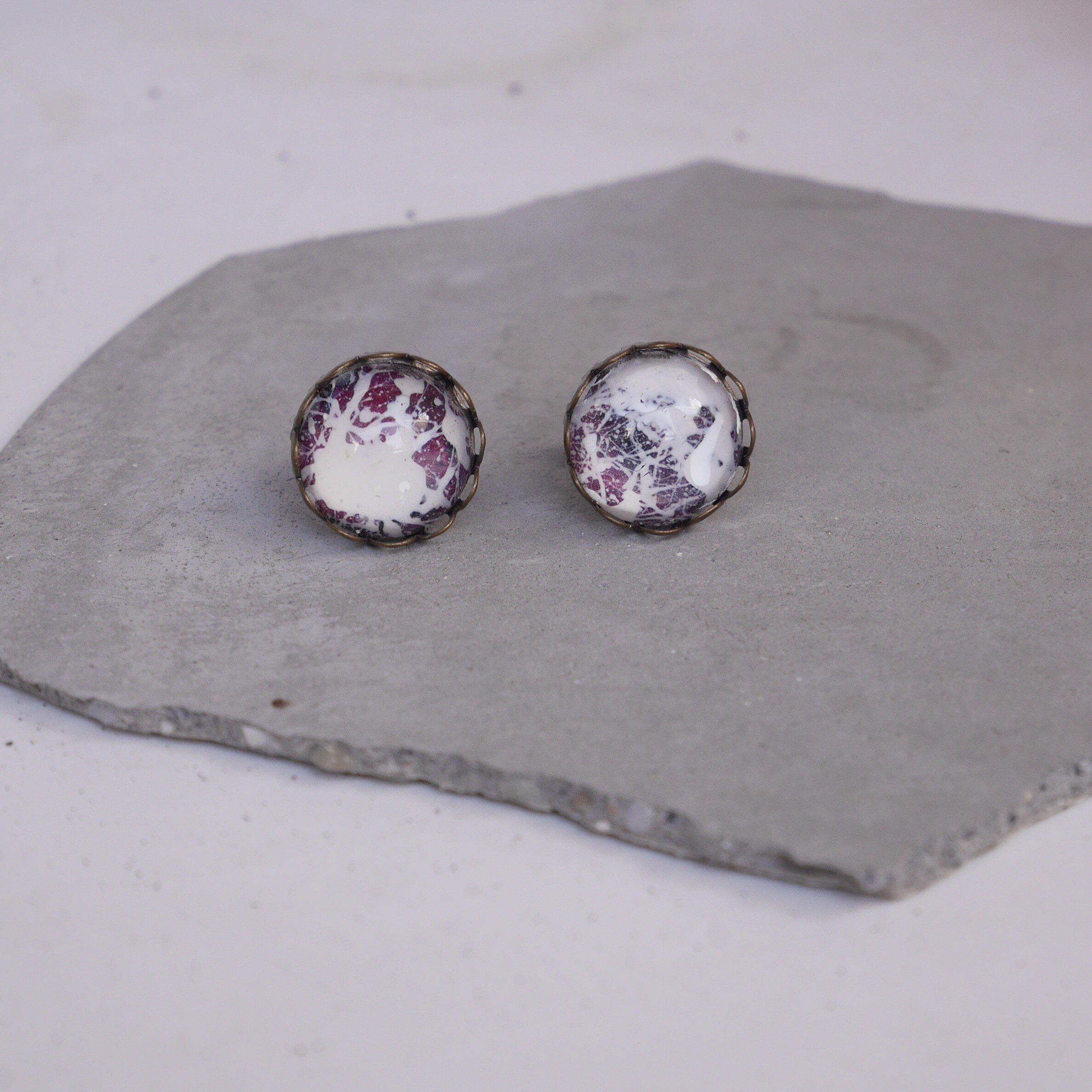 Violette Ohrstecker mit weißen Klecksen