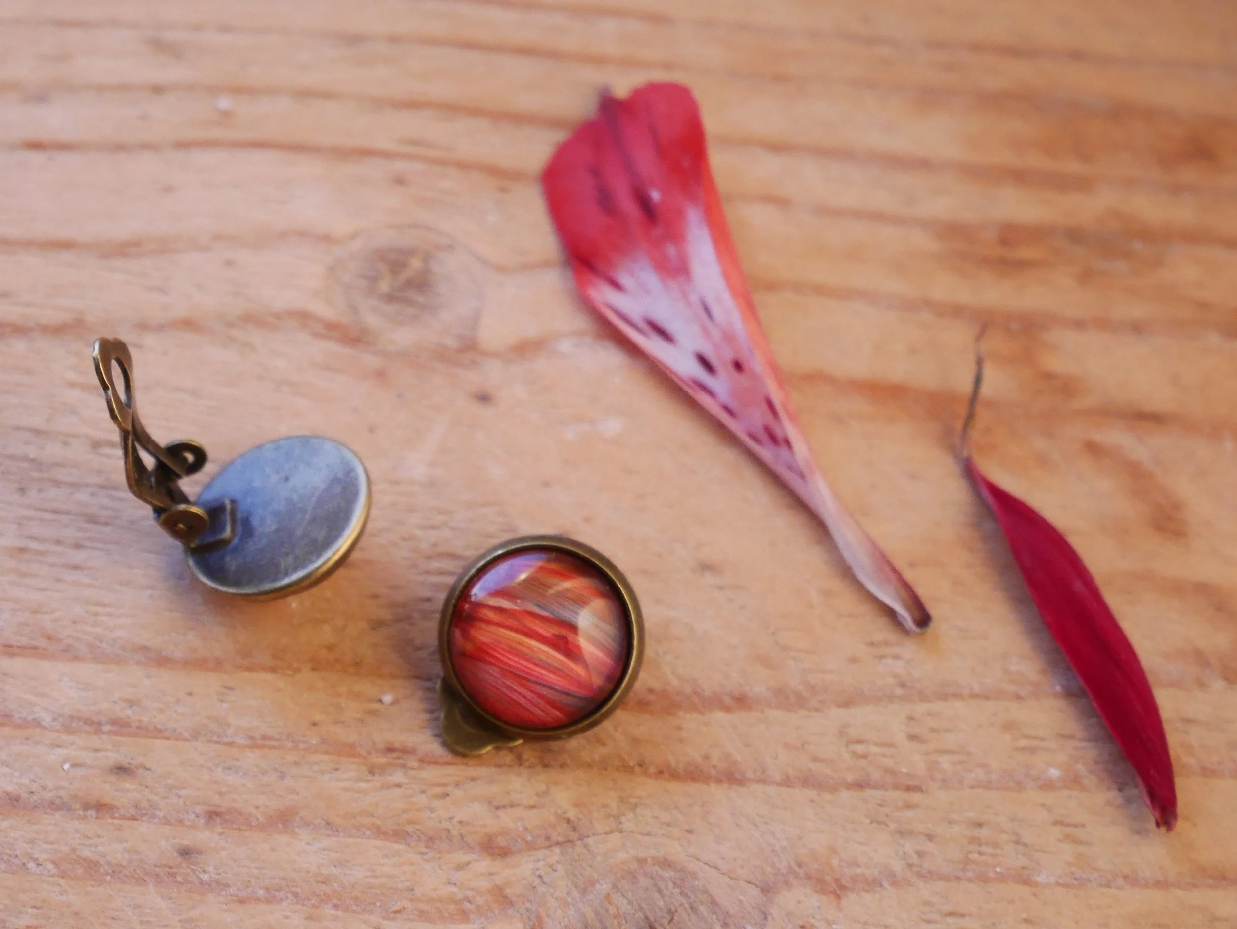 Orange-Pink farbene bronzene Ohrclips mit runden Glascabochons