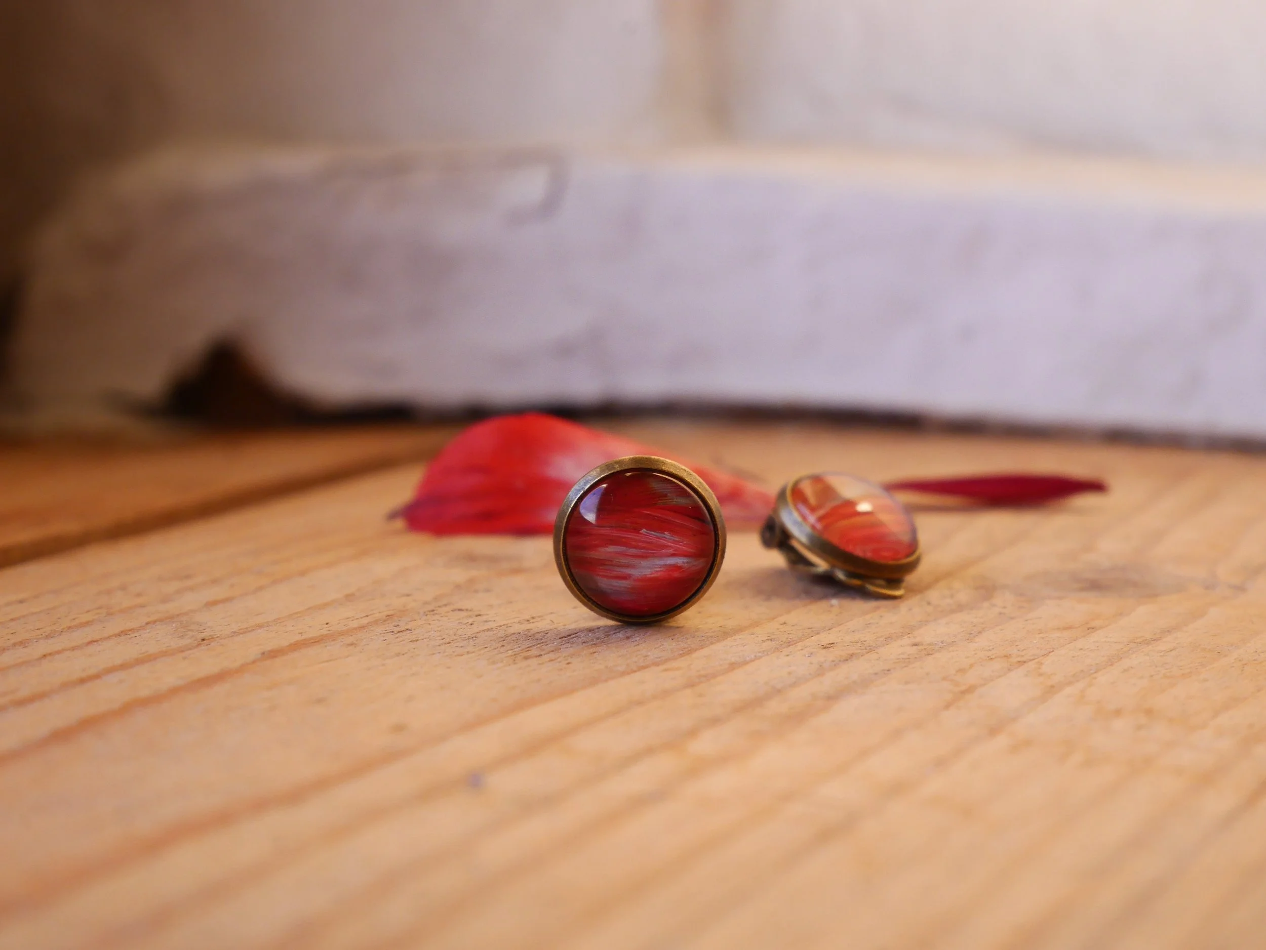 Orange-Pink farbene bronzene Ohrclips mit runden Glascabochons