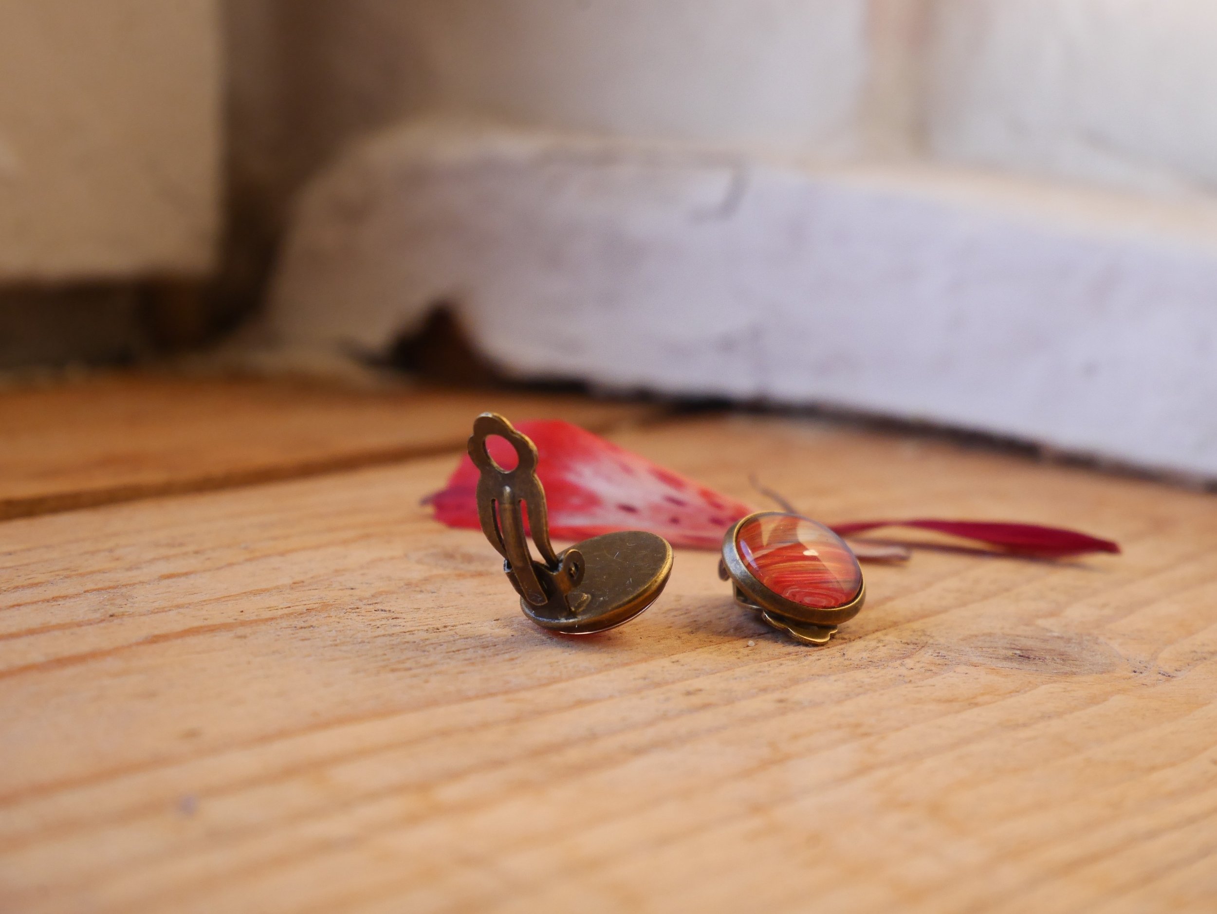 Orange-Pink farbene bronzene Ohrclips mit runden Glascabochons