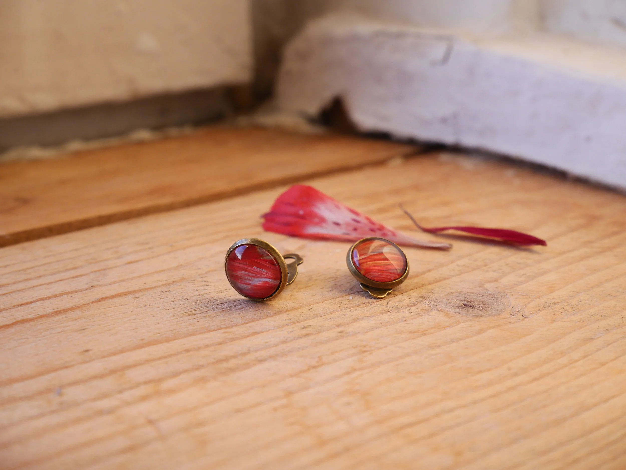 Orange-Pink farbene bronzene Ohrclips mit runden Glascabochons