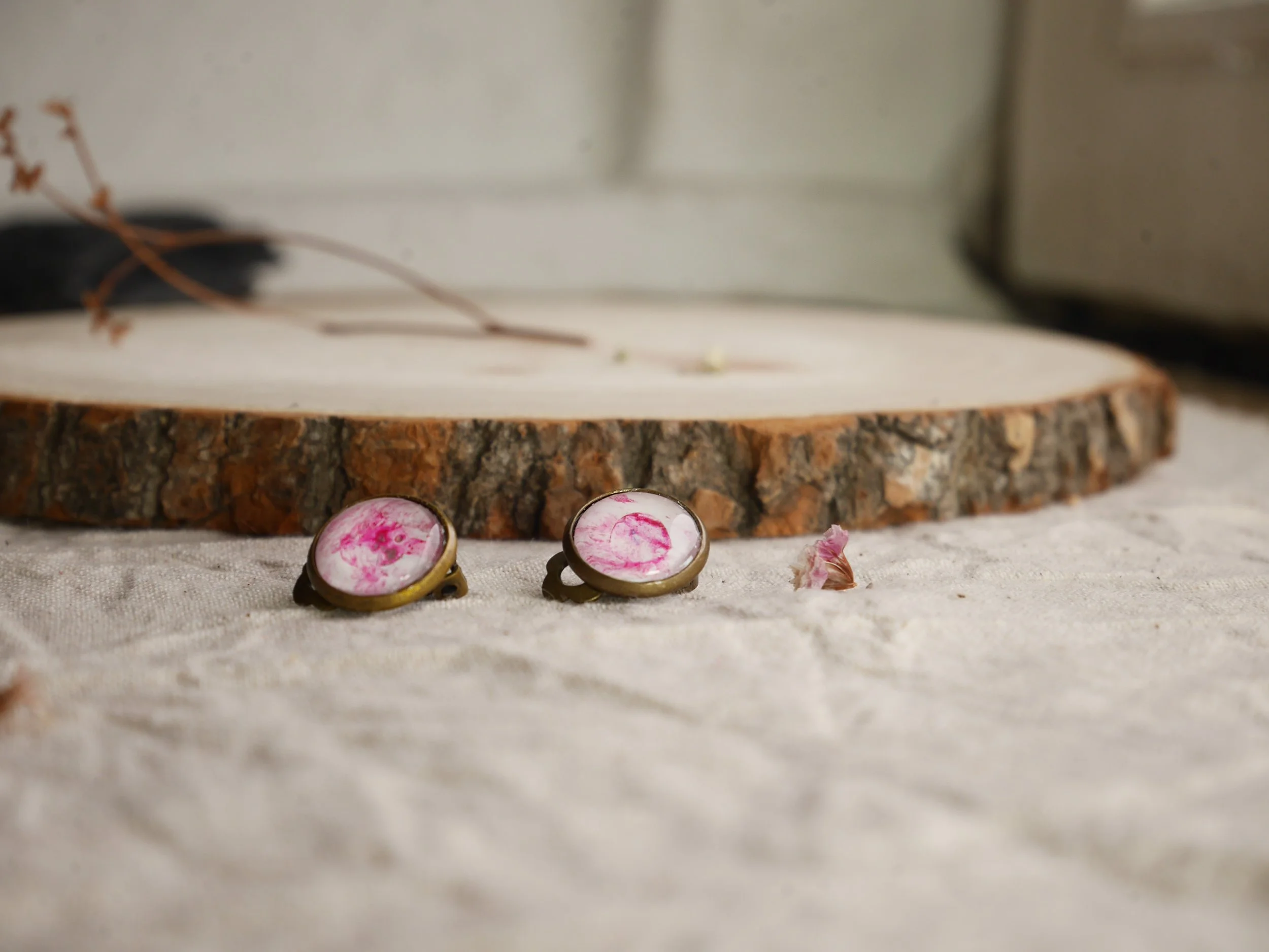 bronzefarbene, runde Ohrclips mit pink-weiß bemalten Glassteinen