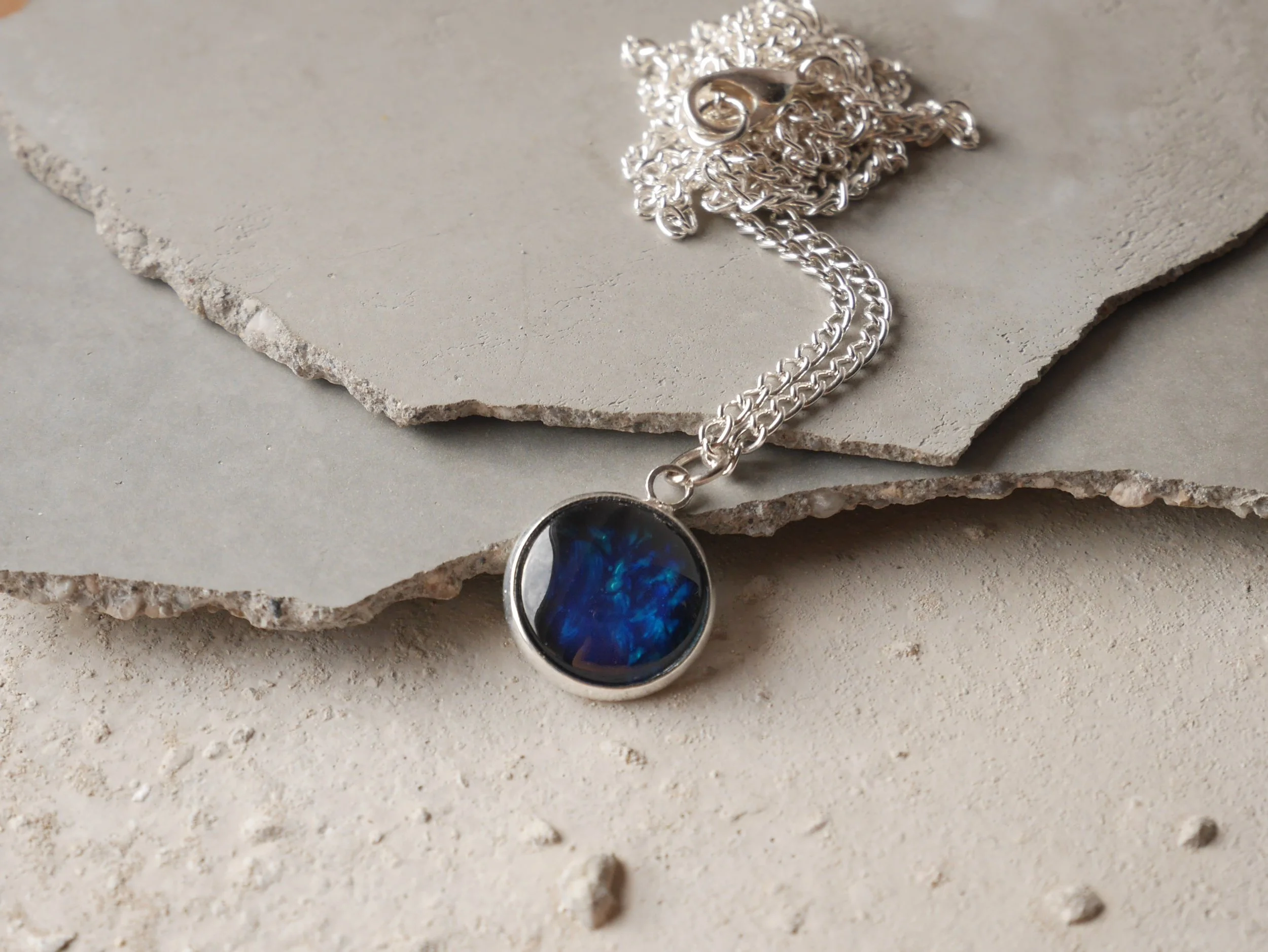 Silberne Kette mit dunkelblauem, runden Anhänger