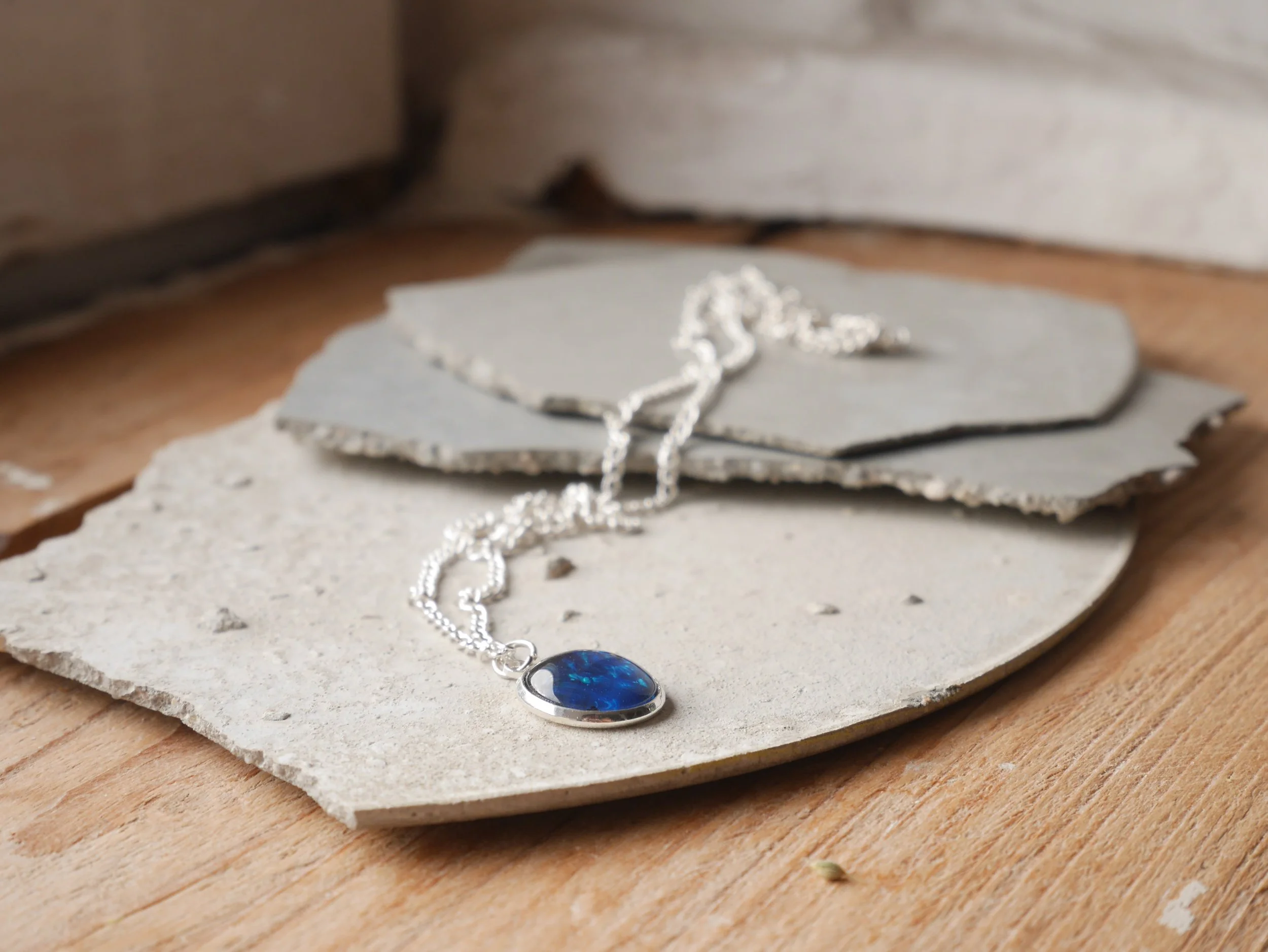 Silberne Kette mit dunkelblauem, runden Anhänger