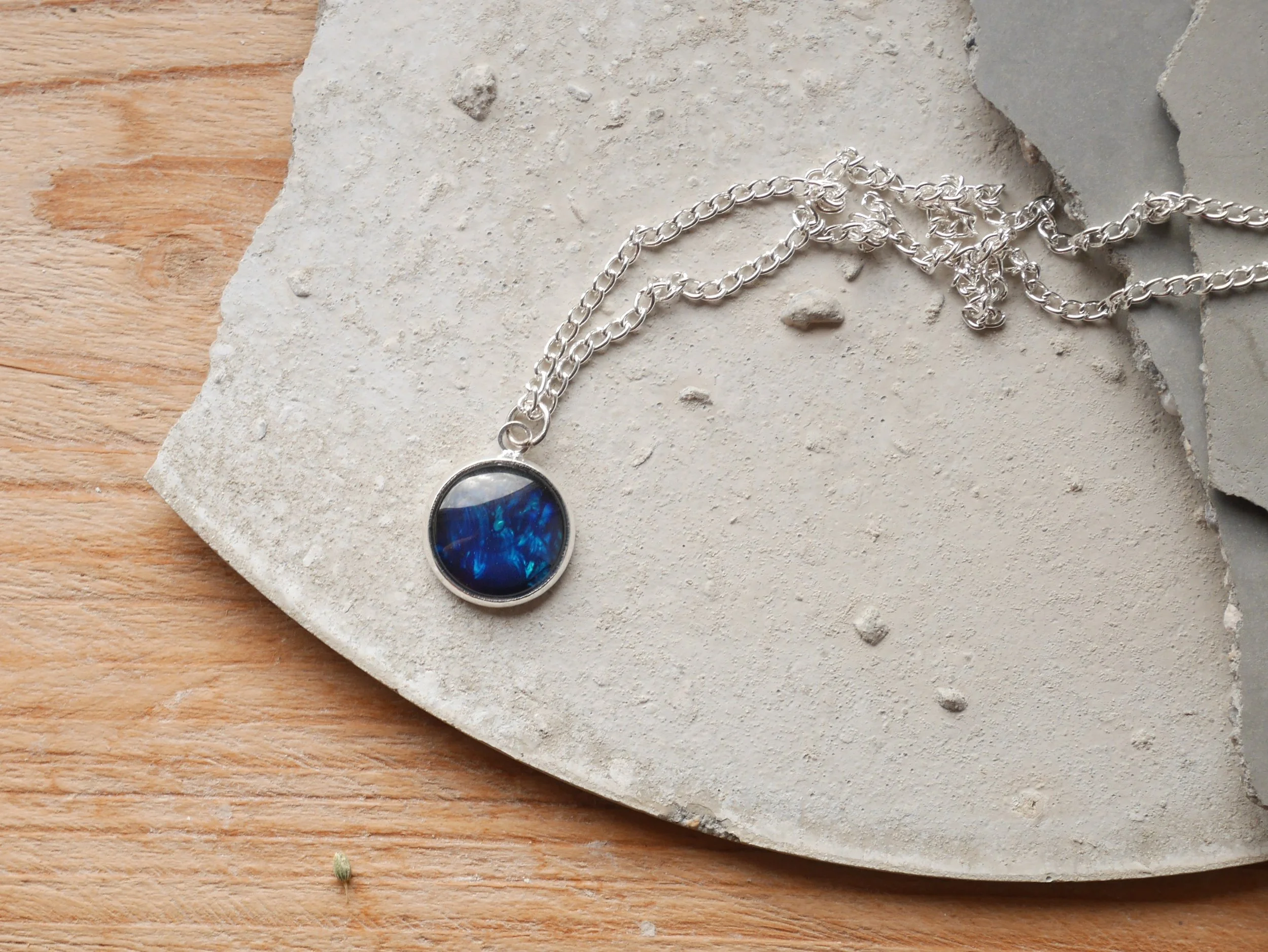 Silberne Kette mit dunkelblauem, runden Anhänger