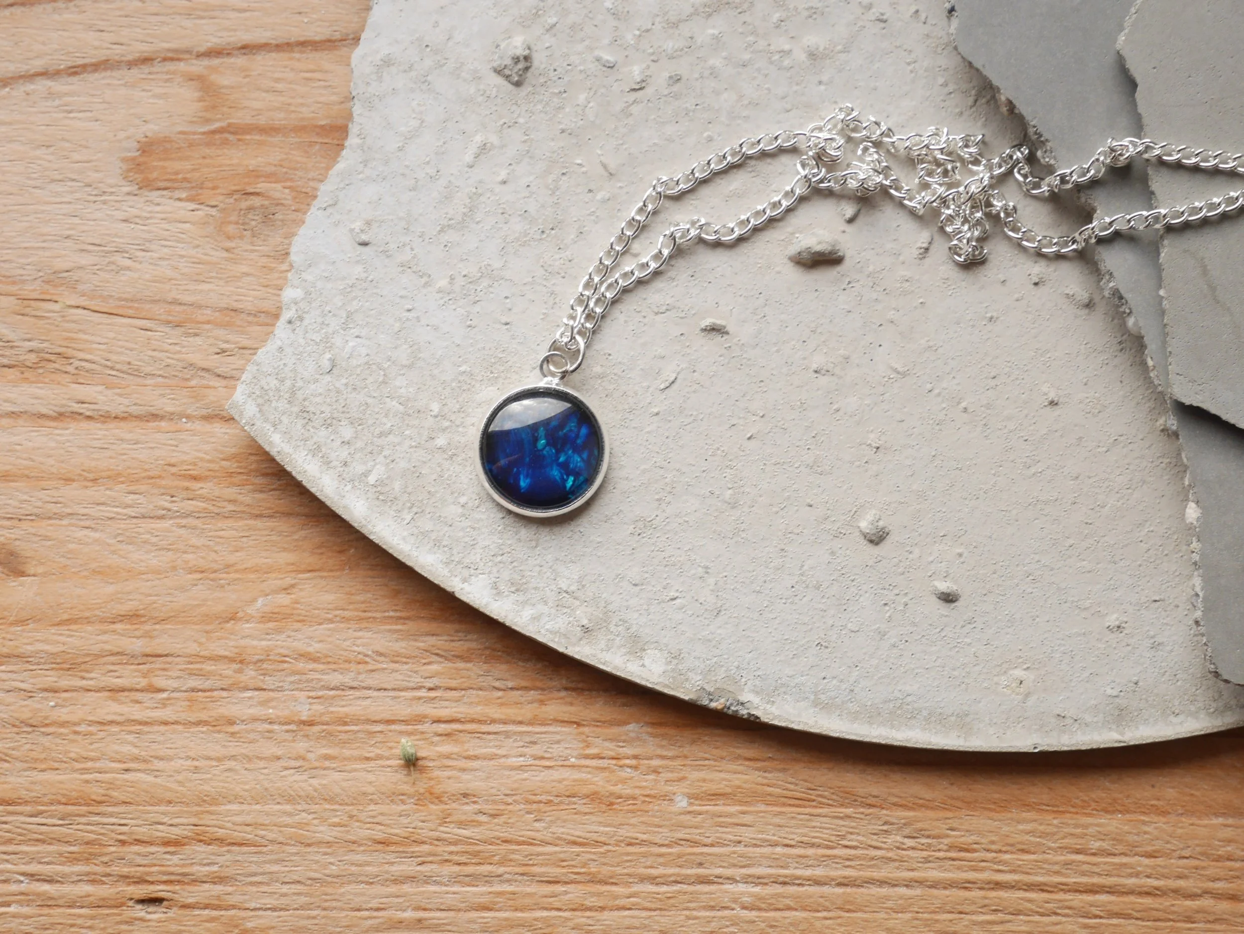 Silberne Kette mit dunkelblauem, runden Anhänger