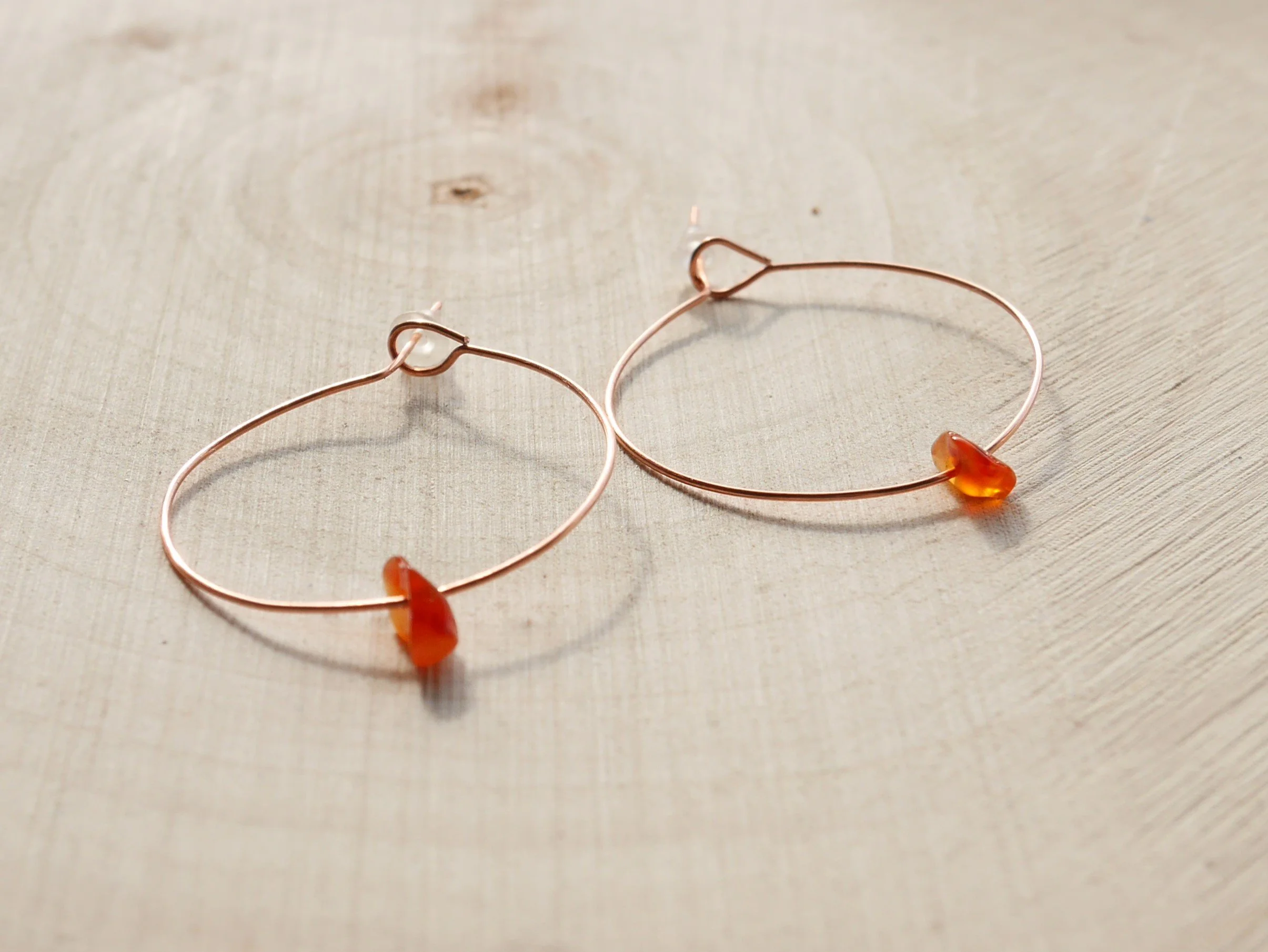 Kupferne Runde Creolohrringe mit kleinen orangefarbenen Steinen