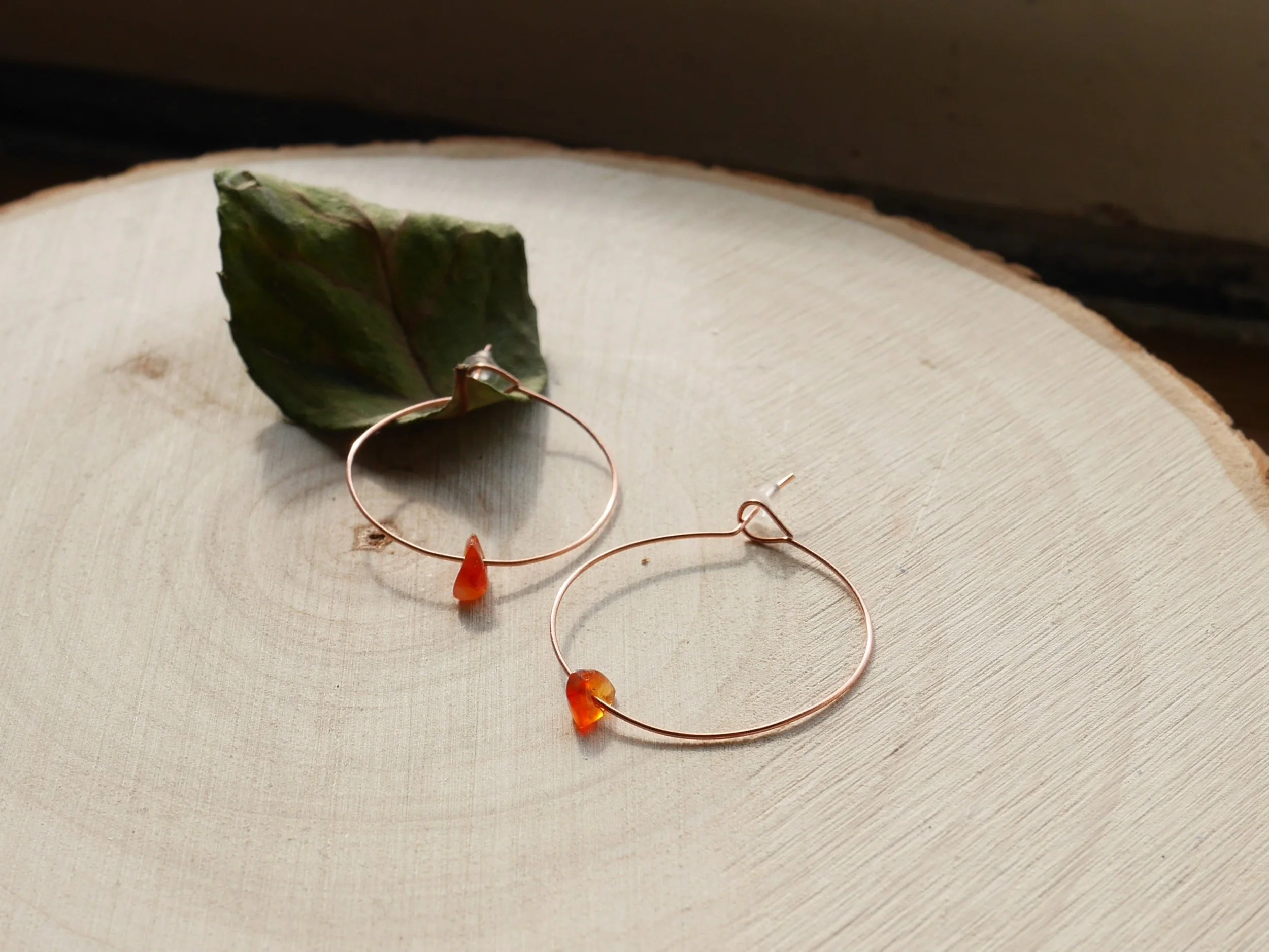 Kupferne Runde Creolohrringe mit kleinen orangefarbenen Steinen