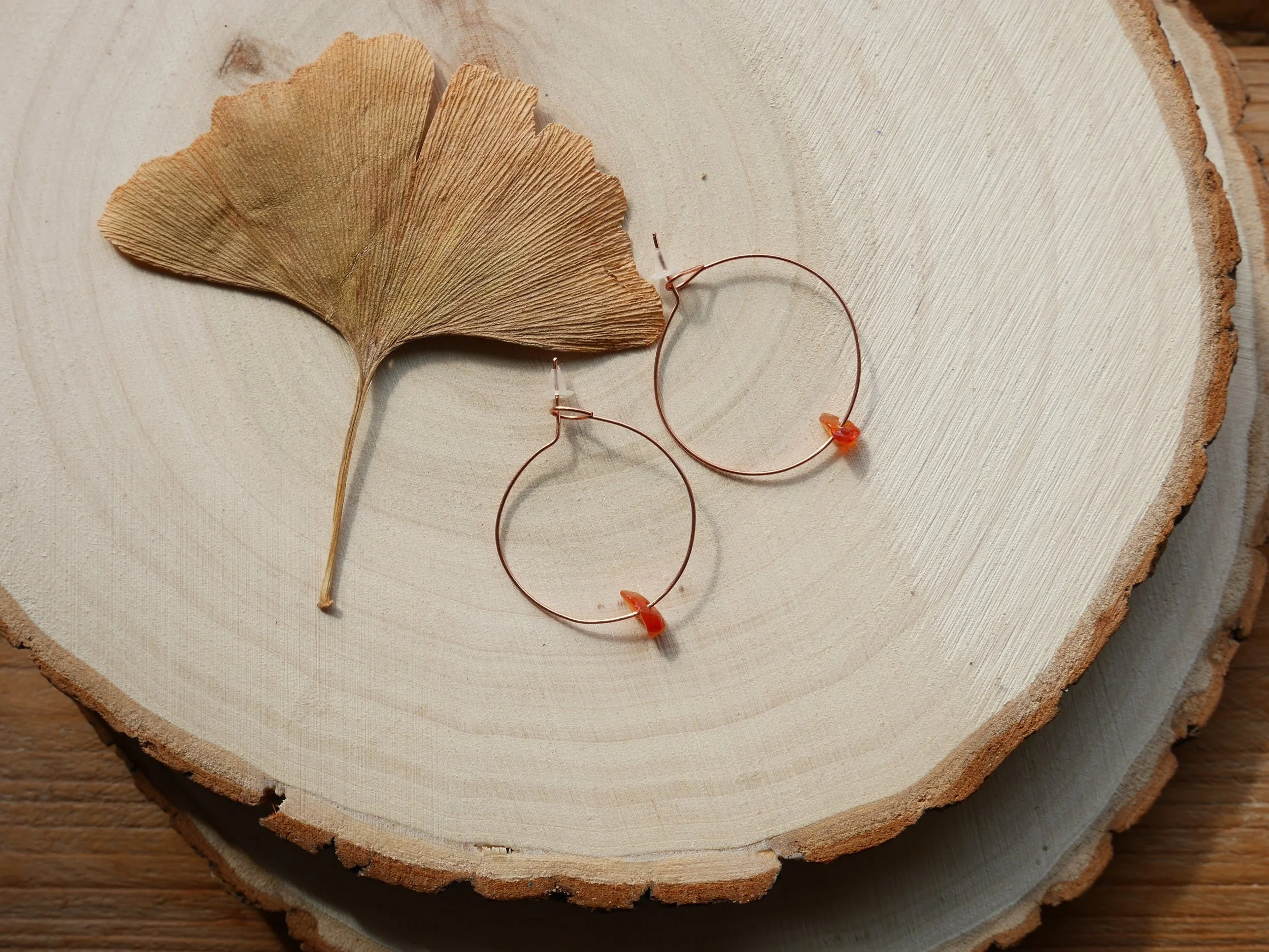 Runde Kupferne Creolohrringe mit kleinen orangefarbenen Steinen