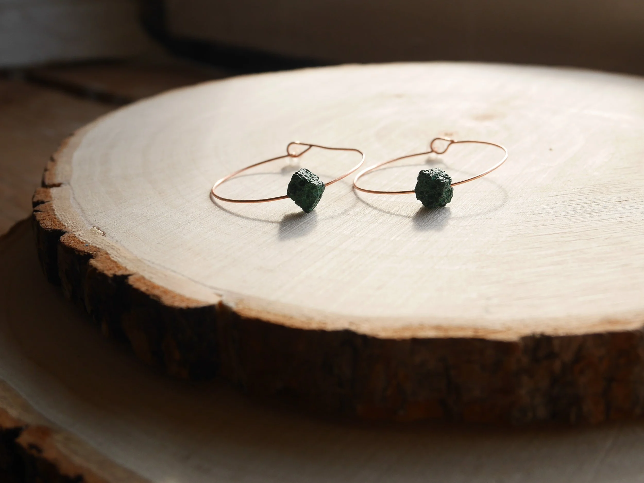 Kupferne Creolen mit kleinen, dunkelgrünen Würfeln aus Lava