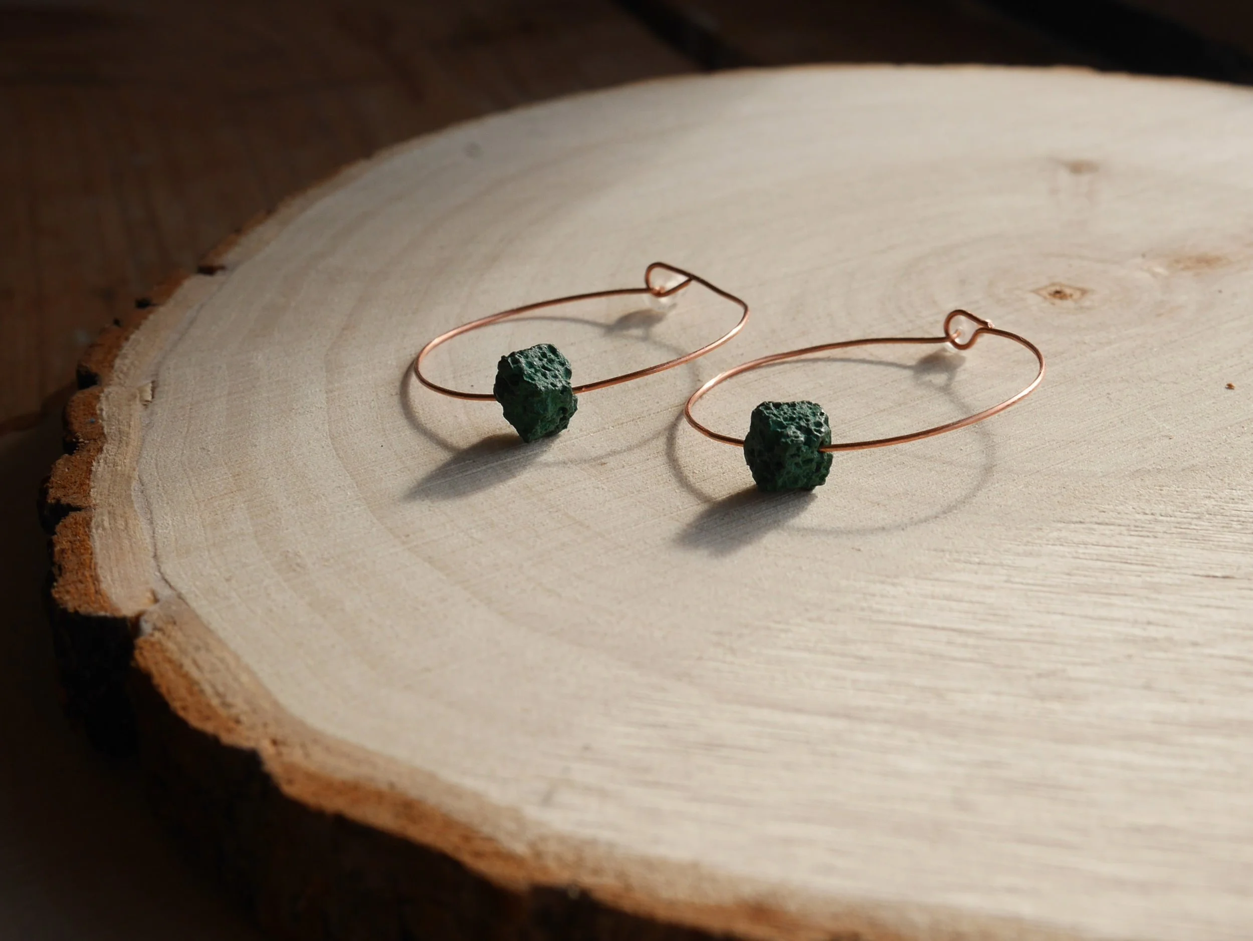 Kupferne Creolen mit kleinen, dunkelgrünen Würfeln aus Lava