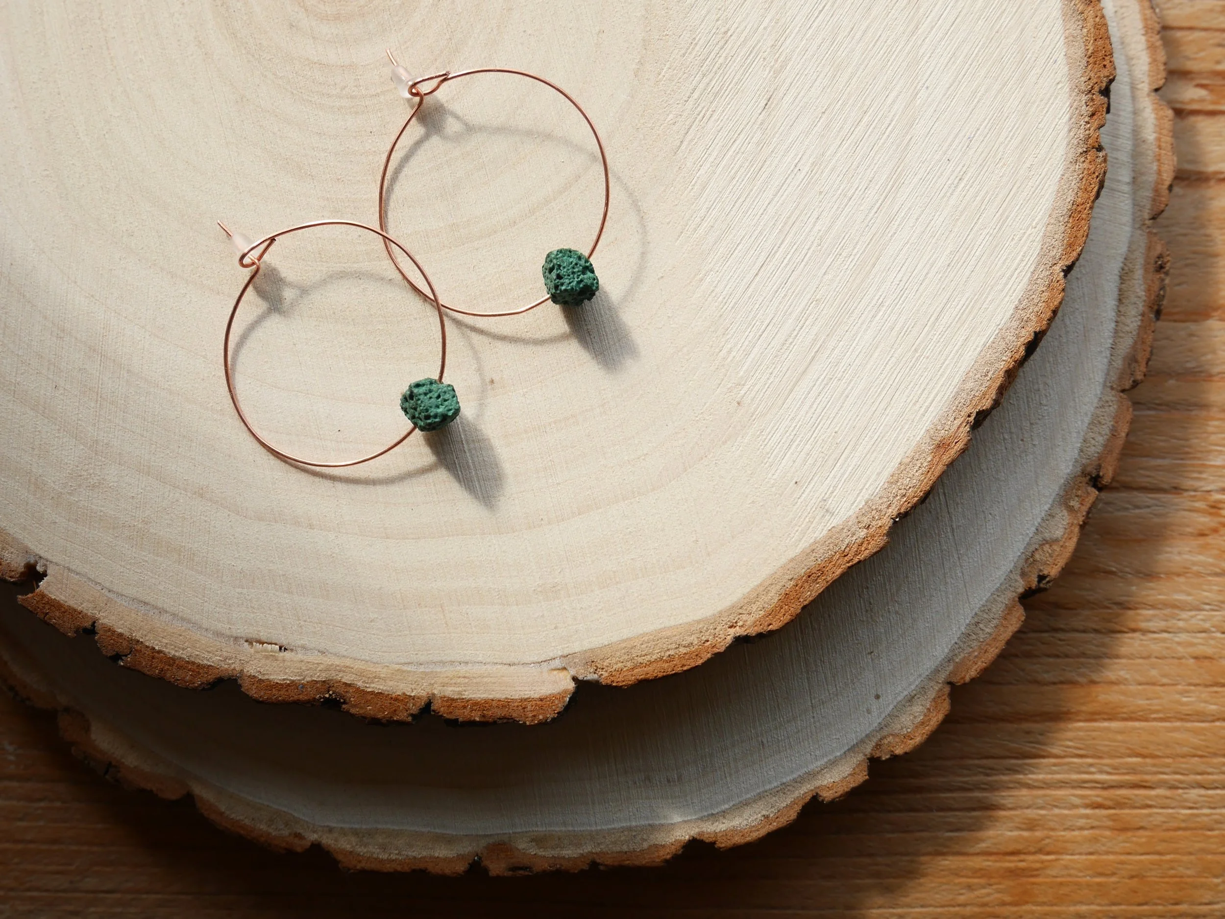 Kupferne Creolen mit kleinen, dunkelgrünen Würfeln aus Lava