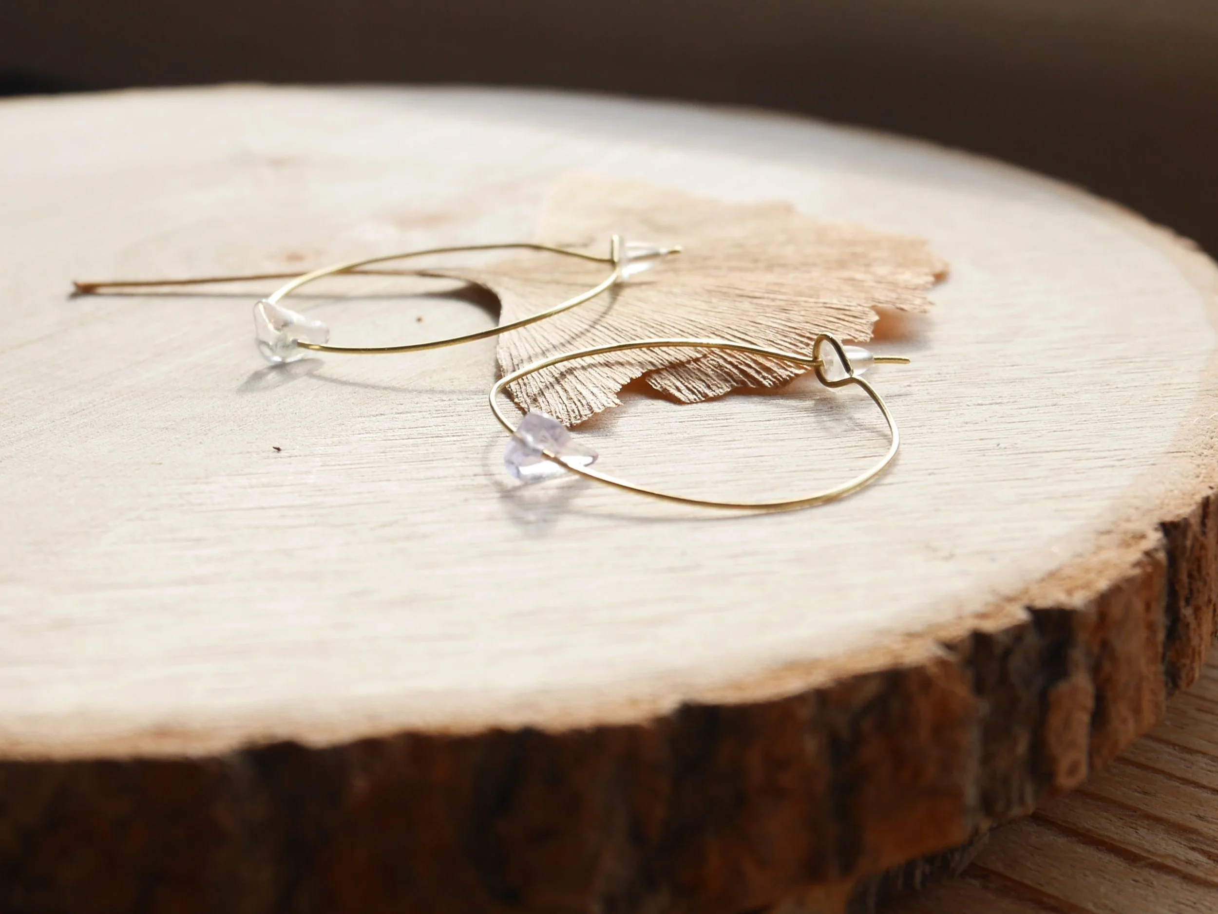 goldene Creolen mit kleinen, durchsichtigen Fluoritsplittern mit blassviolettem Schein