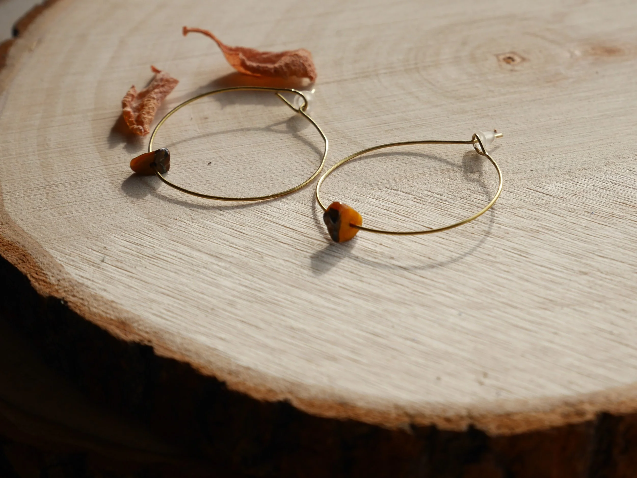 goldene Creolen mit kleinen braun-orangen Edelsteinsplittern