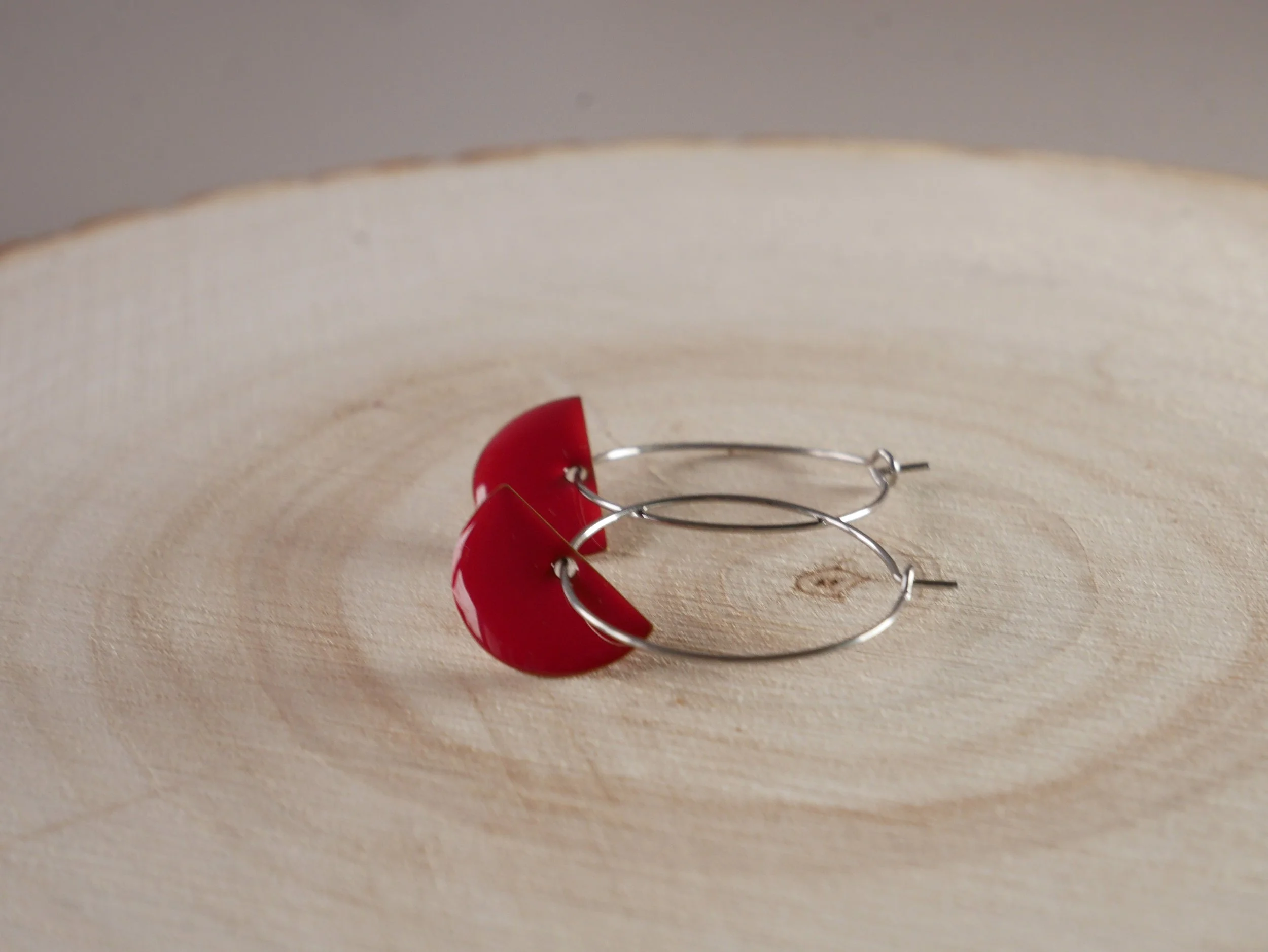 Silberfarbene Edelstahl-Creolen mit roten, halbmondförmigen Emaille Anhängern