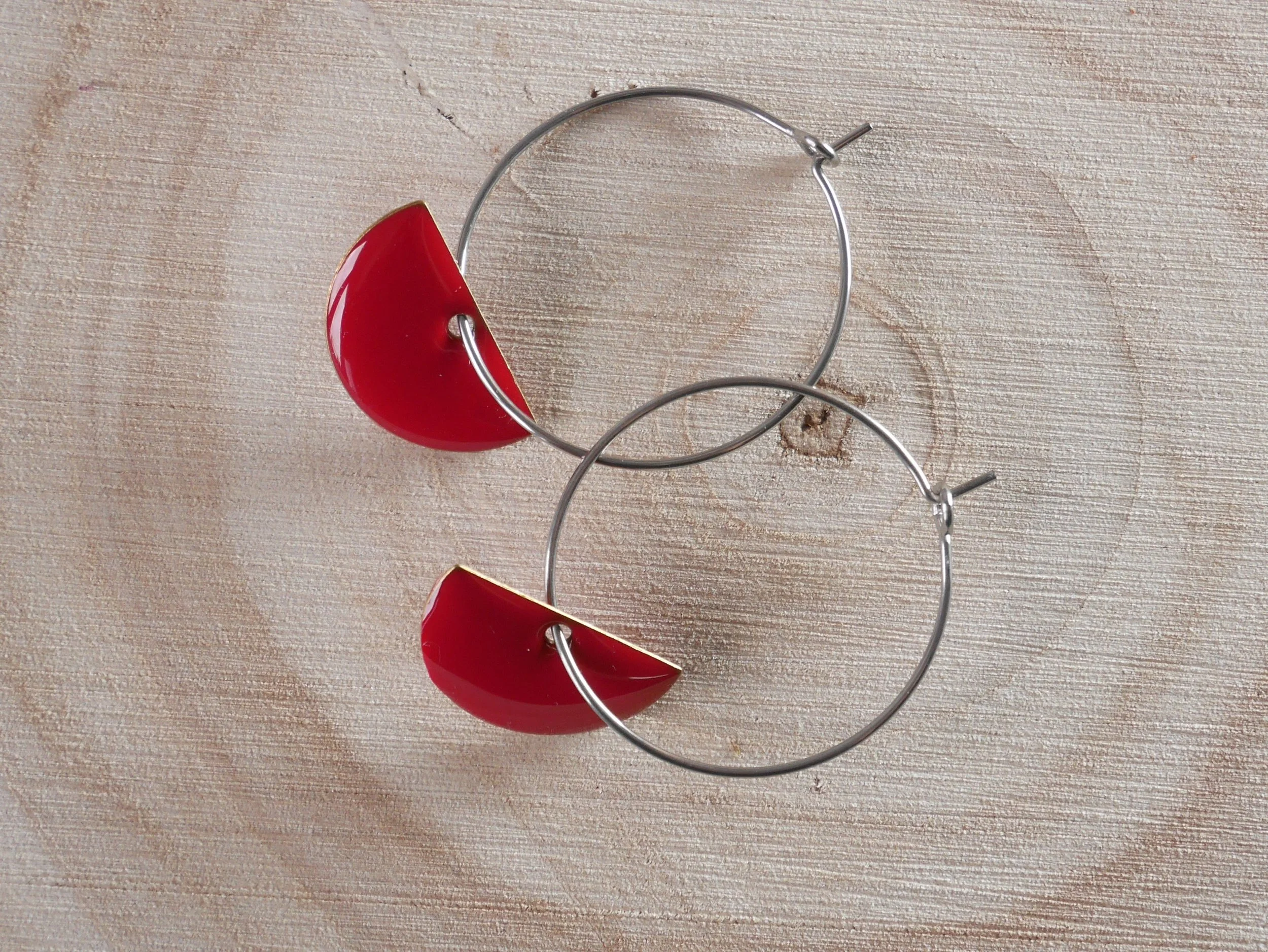 Silberfarbene Edelstahl-Creolen mit roten, halbmondförmigen Emaille Anhängern