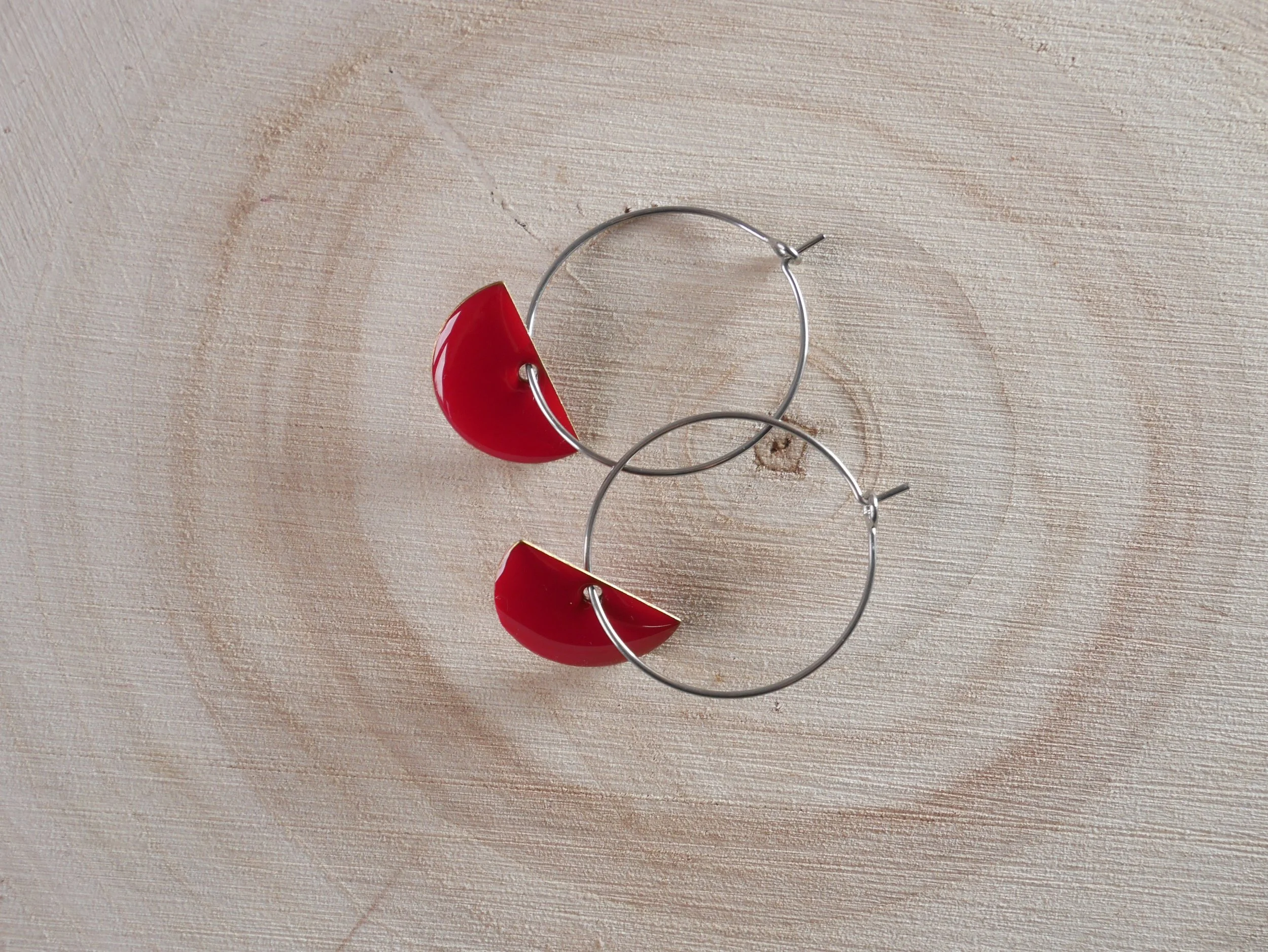 Silberfarbene Edelstahl-Creolen mit roten, halbmondförmigen Emaille Anhängern