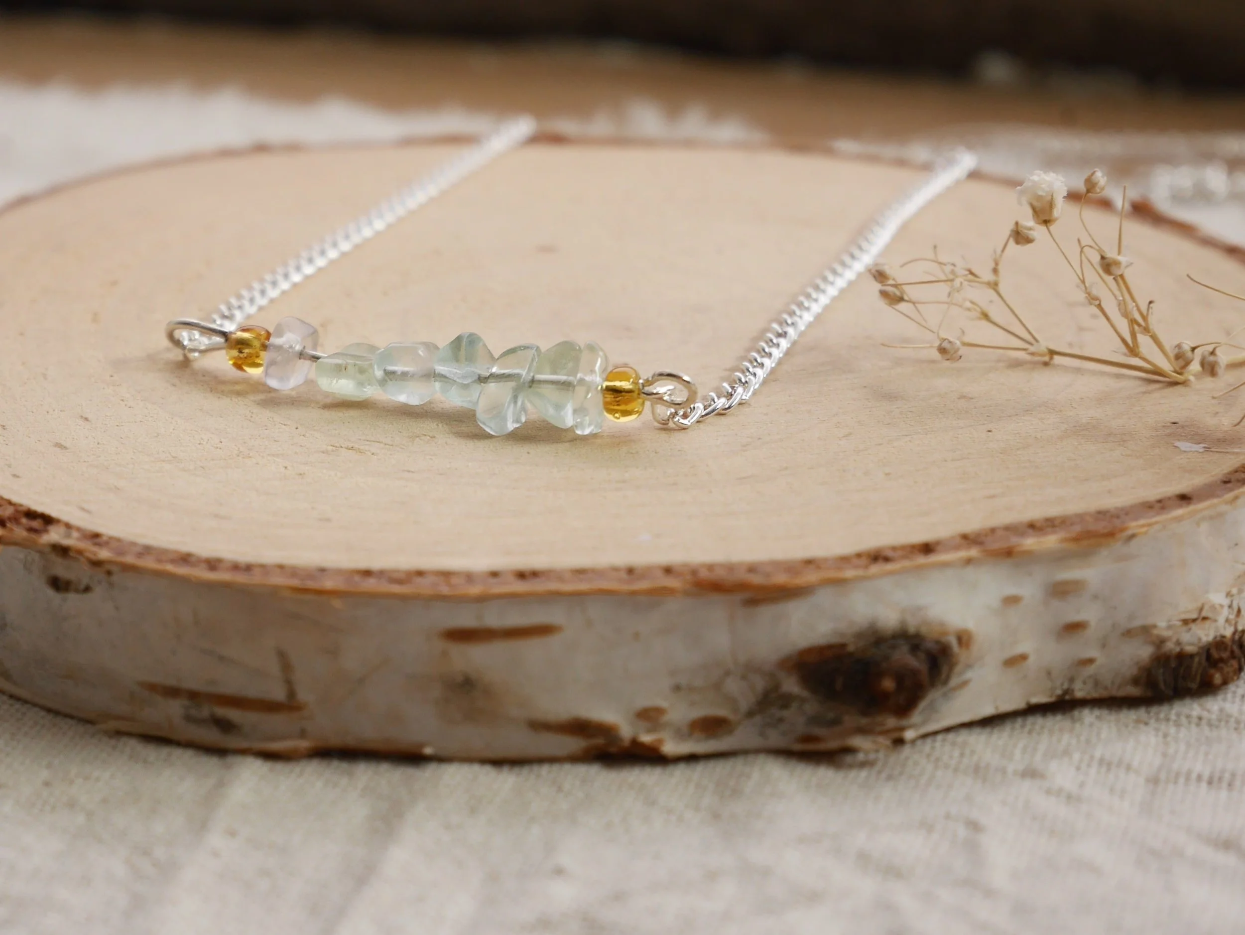 Halskette mit Steinchen