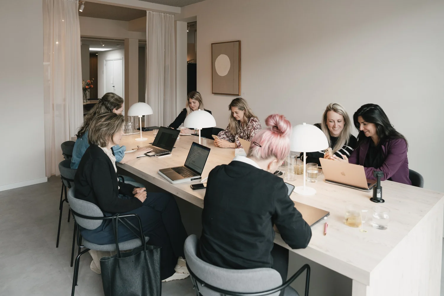 Ondernemers samen aan het werk in de co-working space van Ivy Office Hilversum